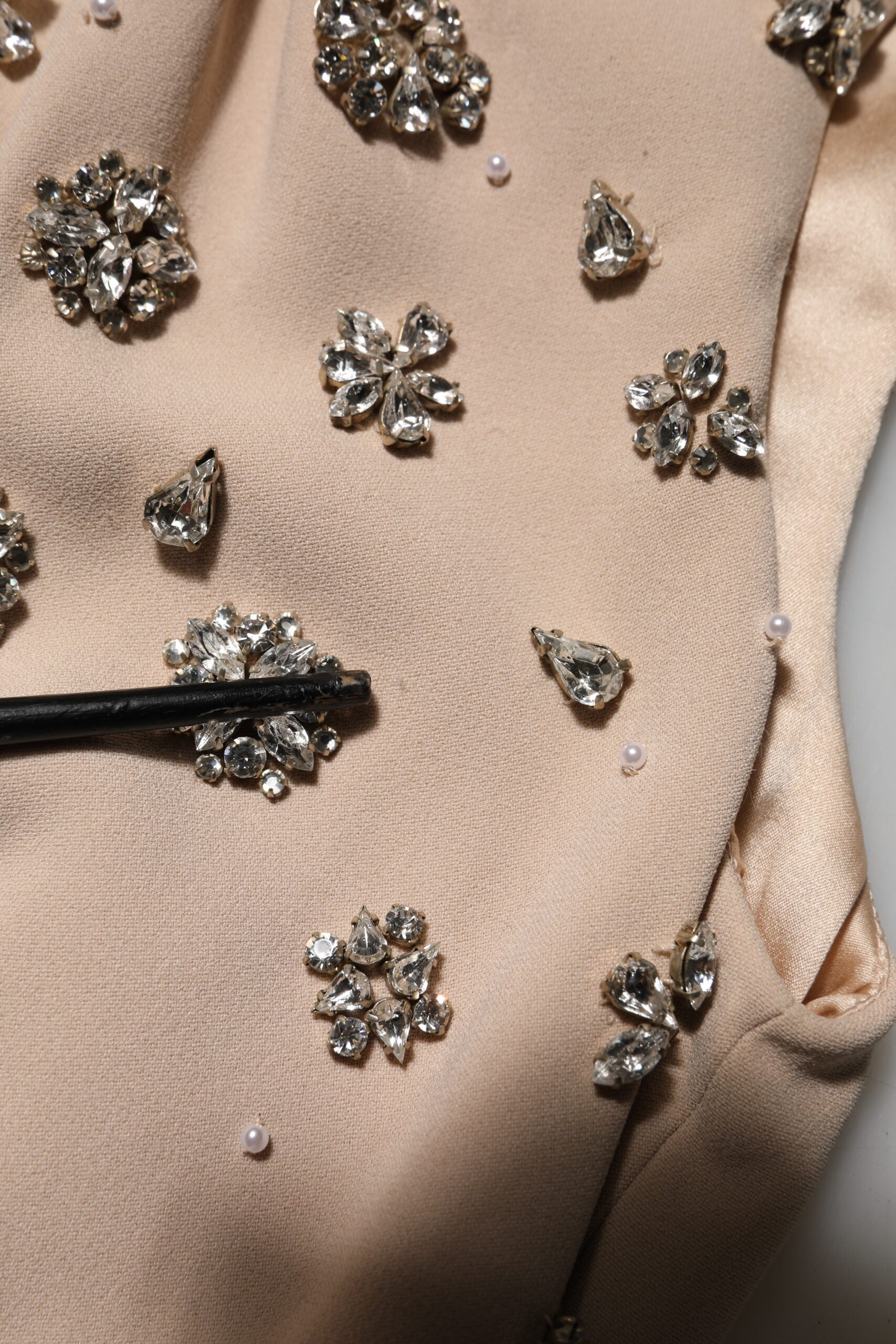 Robe nude ecru Dolce & Gabbana ornée de perles et cristaux, élégante robe de soirée à embellissements raffinés.