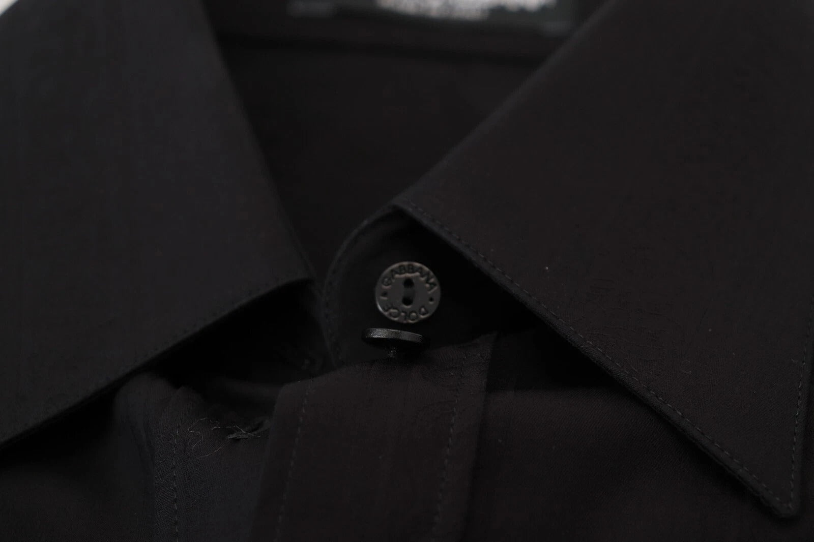 Chemise noire en coton à col avec manches longues de Dolce & Gabbana, style élégant et classique.