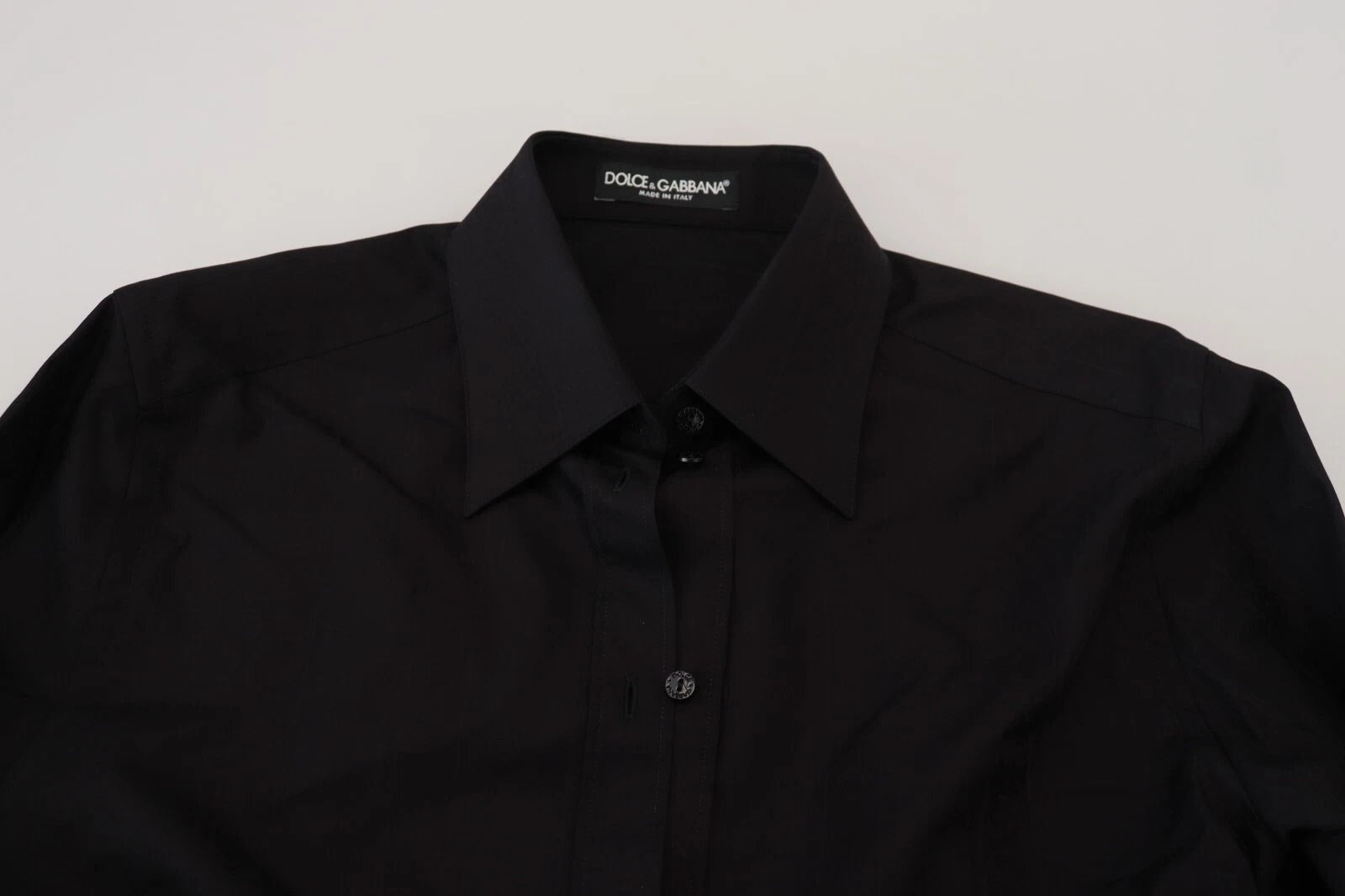 Chemise noire en coton Dolce & Gabbana avec col et manches longues, vue détaillée du produit.