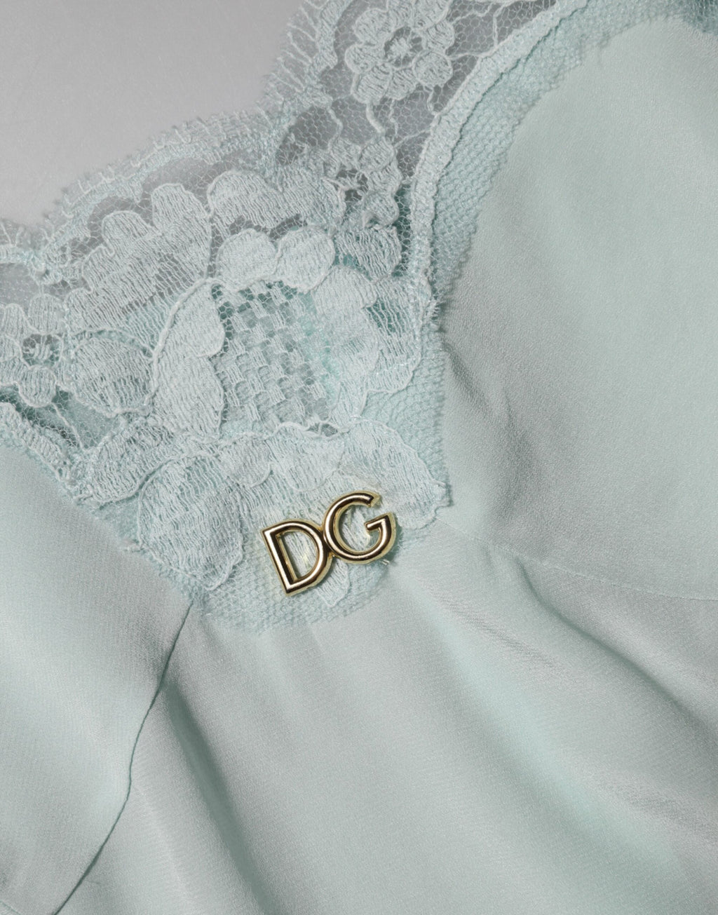 Robe midi en soie et dentelle légère de Dolce & Gabbana, silhouette bodycon, couleur bleue claire, élégante et féminine.