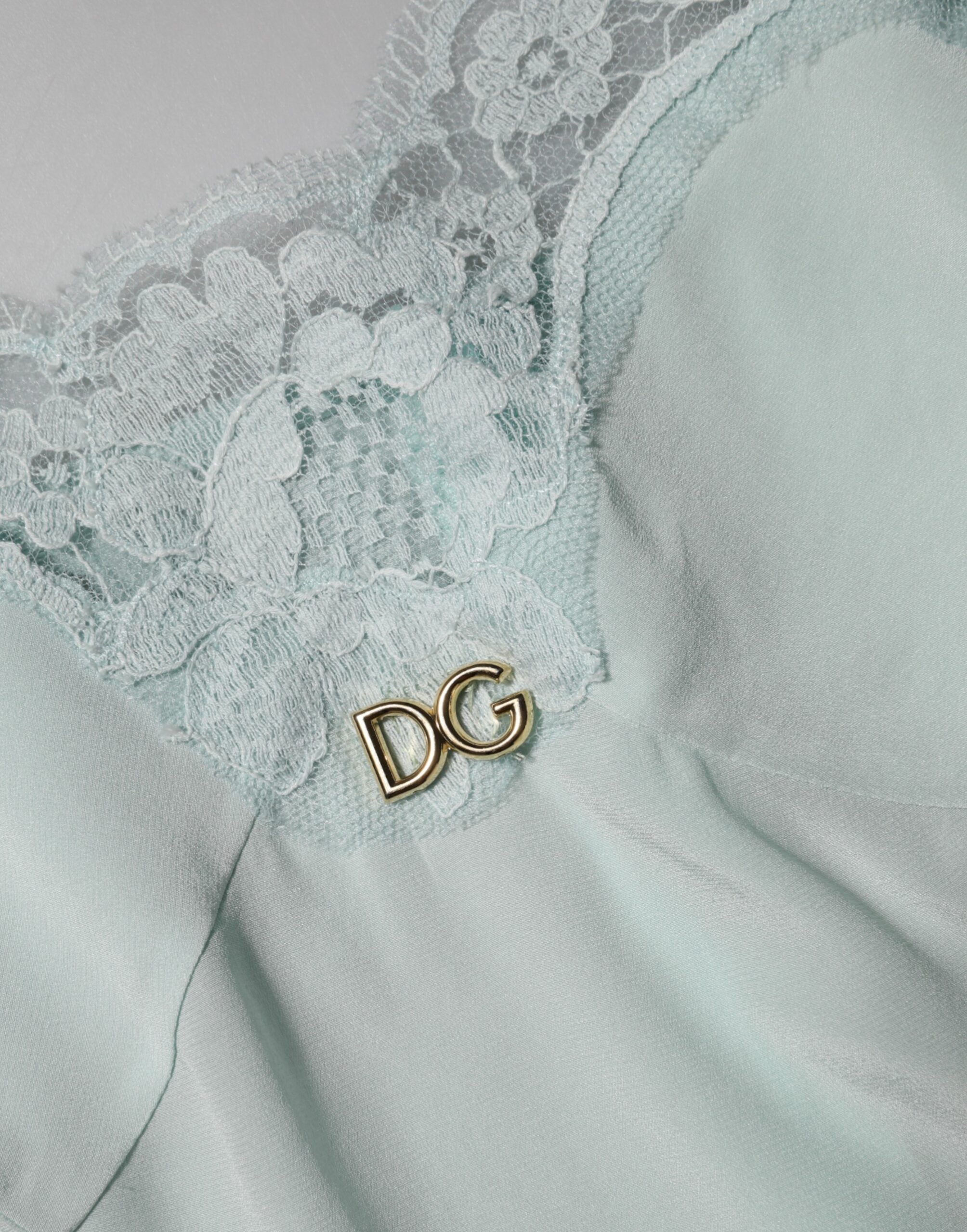 Robe midi en soie et dentelle légère de Dolce & Gabbana, silhouette bodycon, couleur bleue claire, élégante et féminine.