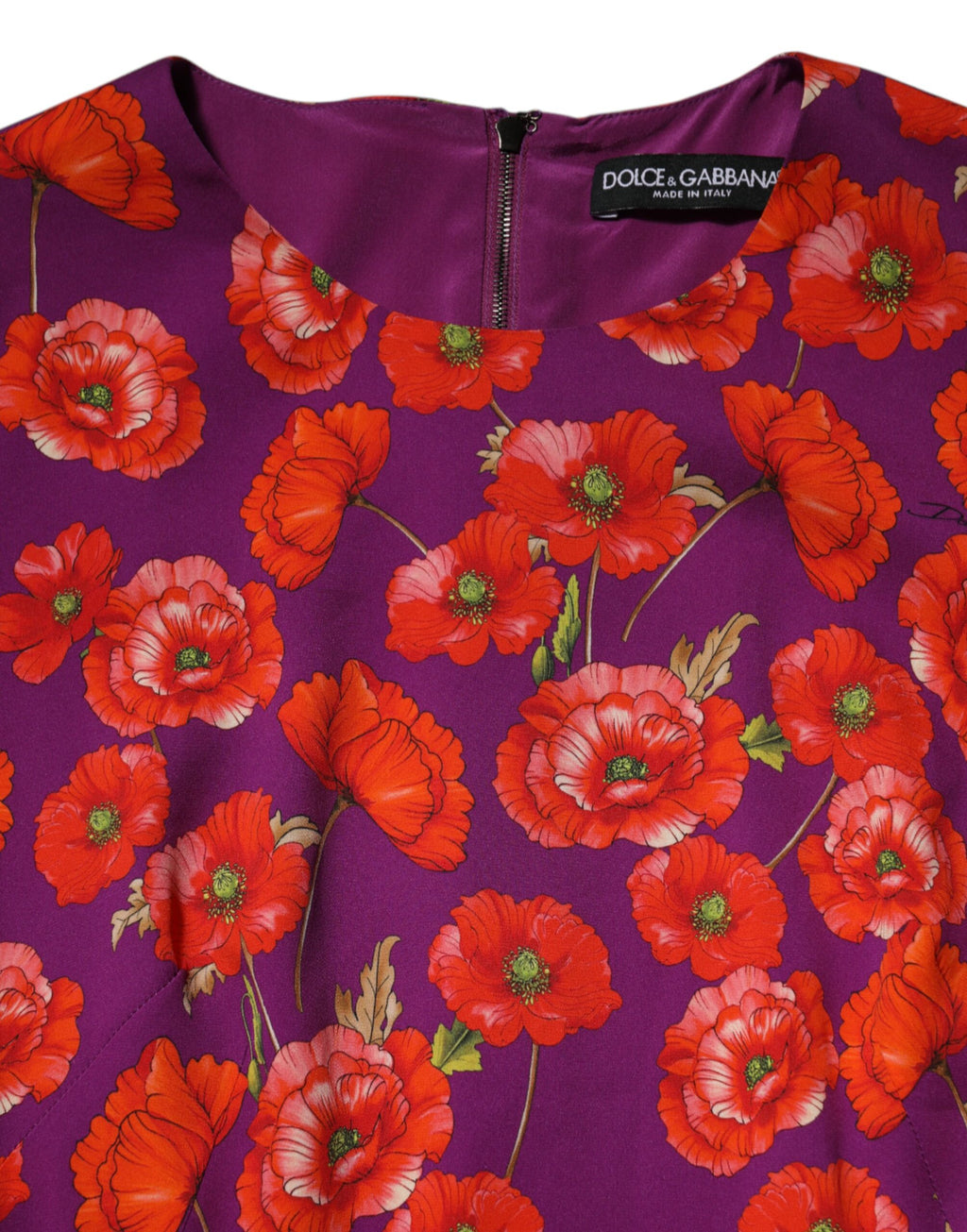 Robe midi en soie violette avec imprimé floral Dolce & Gabbana, coupe ajustée et élégante, vue de face.