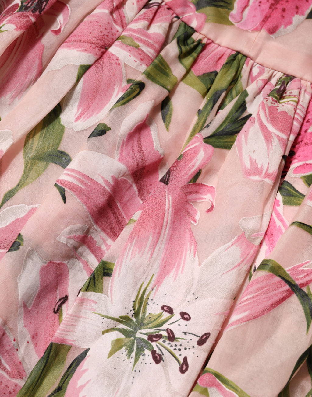 Robe midi sans manches Dolce & Gabbana à fleurs roses et lys, motif floral élégant, tissu léger et fluide.