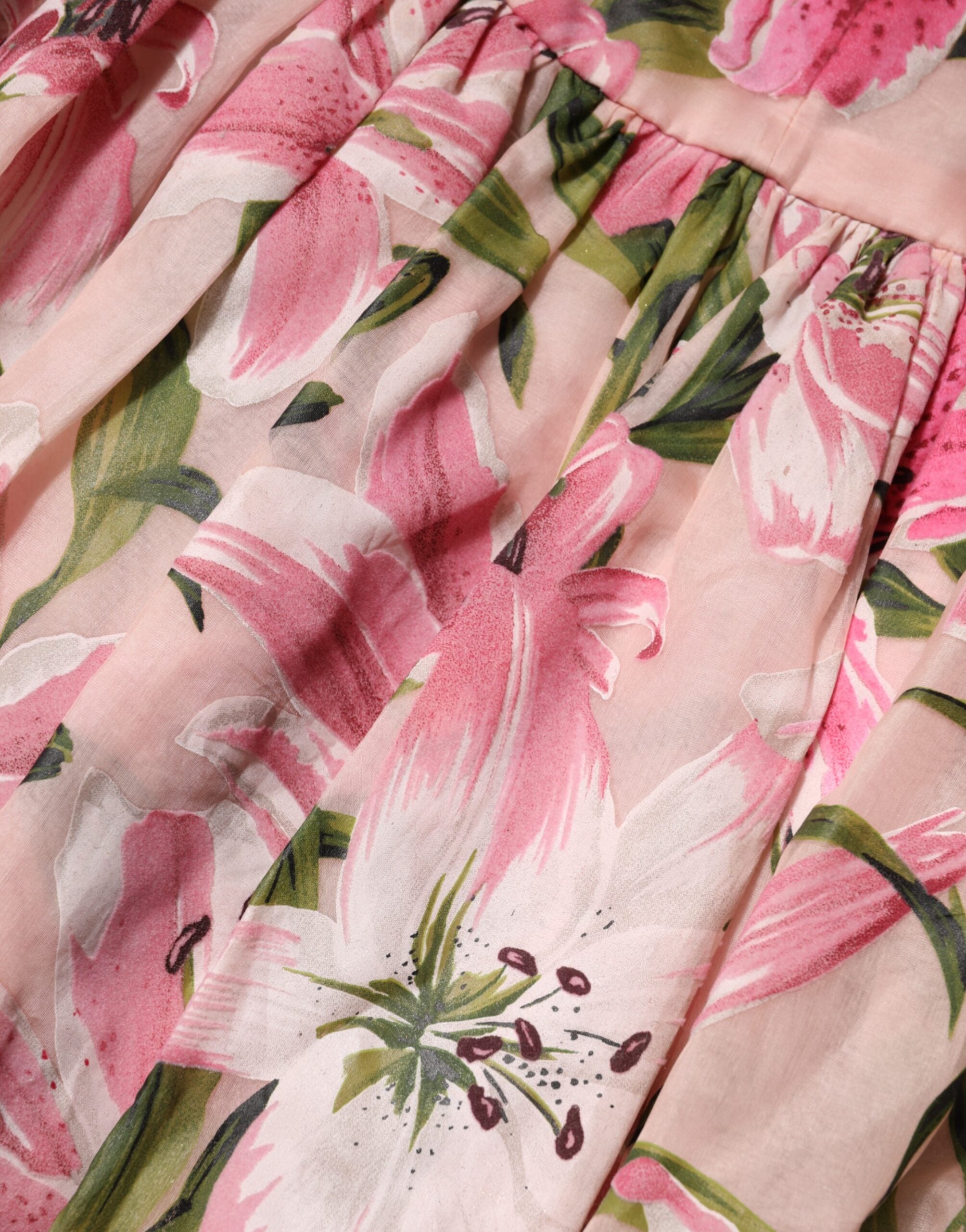 Robe midi sans manches Dolce & Gabbana à fleurs roses et lys, motif floral élégant, tissu léger et fluide.
