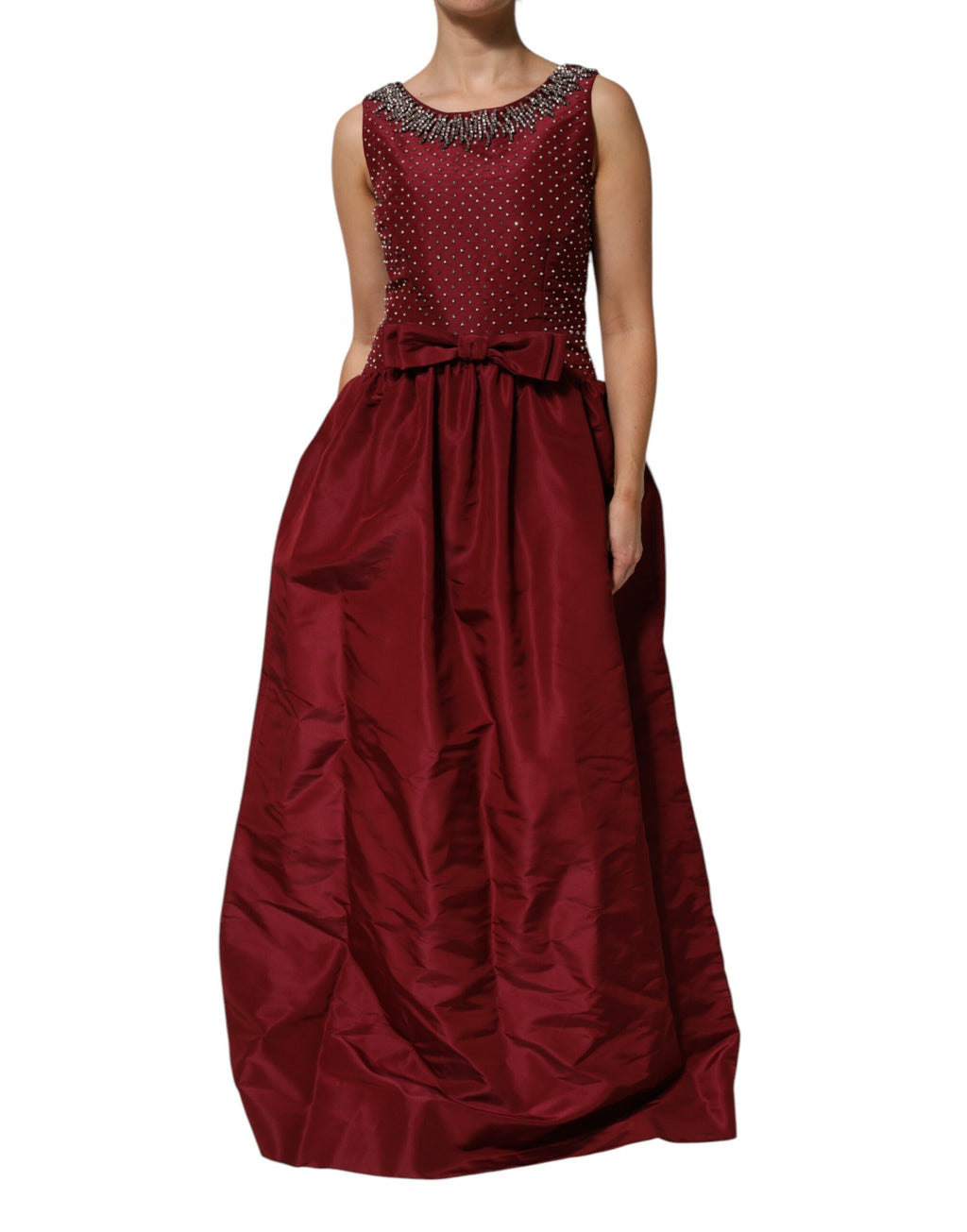 Robe de soirée en soie bordeaux avec perles de Dolce & Gabbana, élégante et sophistiquée.