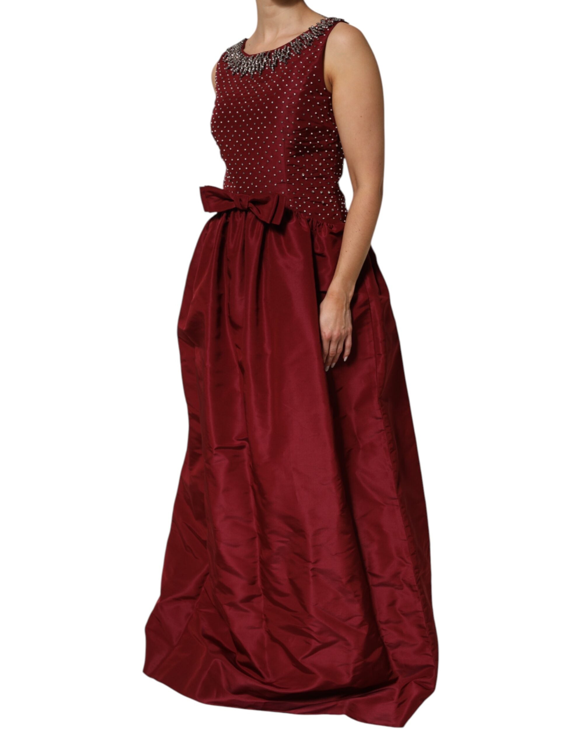 Robe de soirée en soie bordeaux Dolce & Gabbana avec broderies et détails élégants, longueur maxi et coupe sophistiquée.