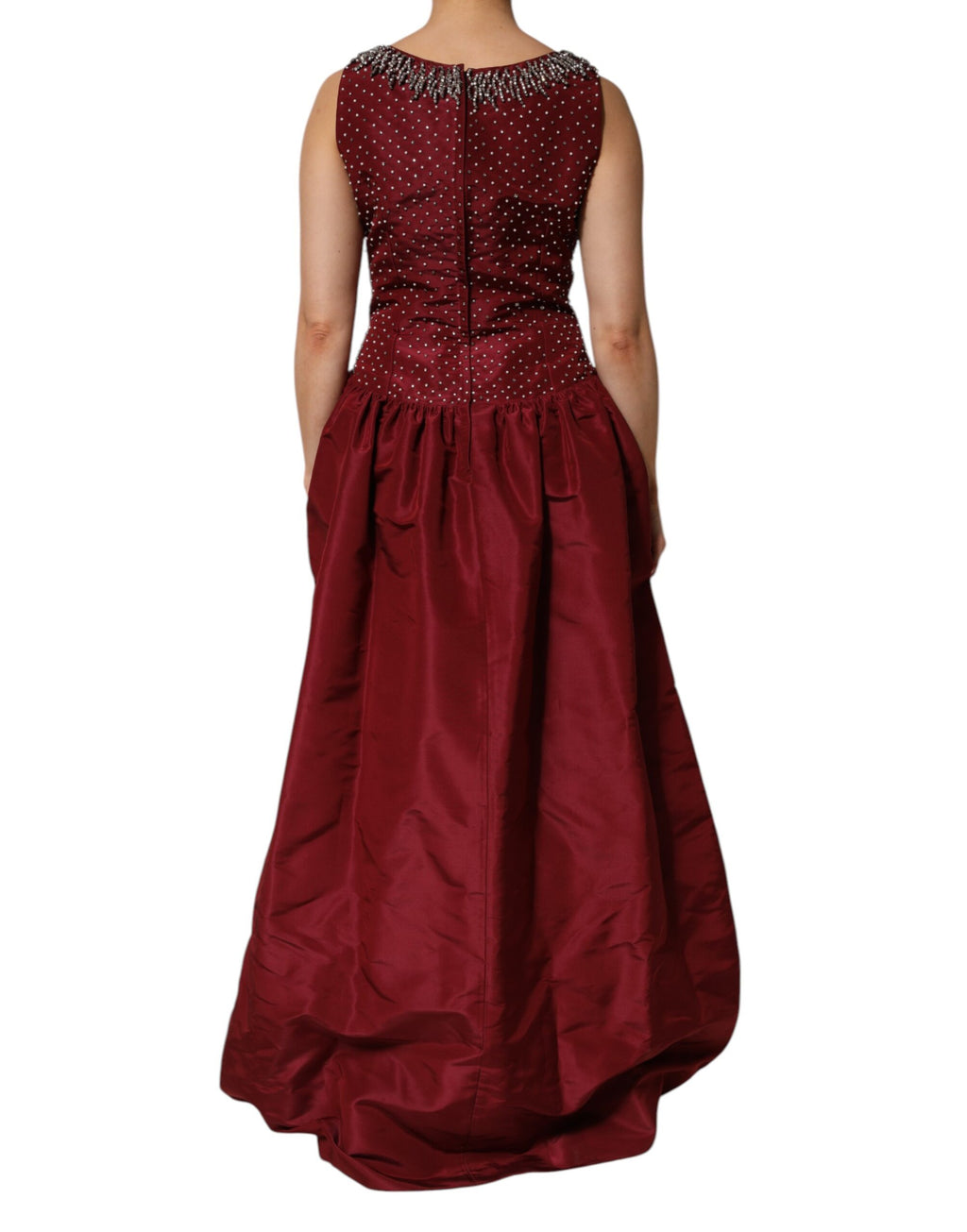 Robe de soirée en soie bordeaux Dolce & Gabbana ornée de perles, élégante et sophistiquée, pour une occasion spéciale.