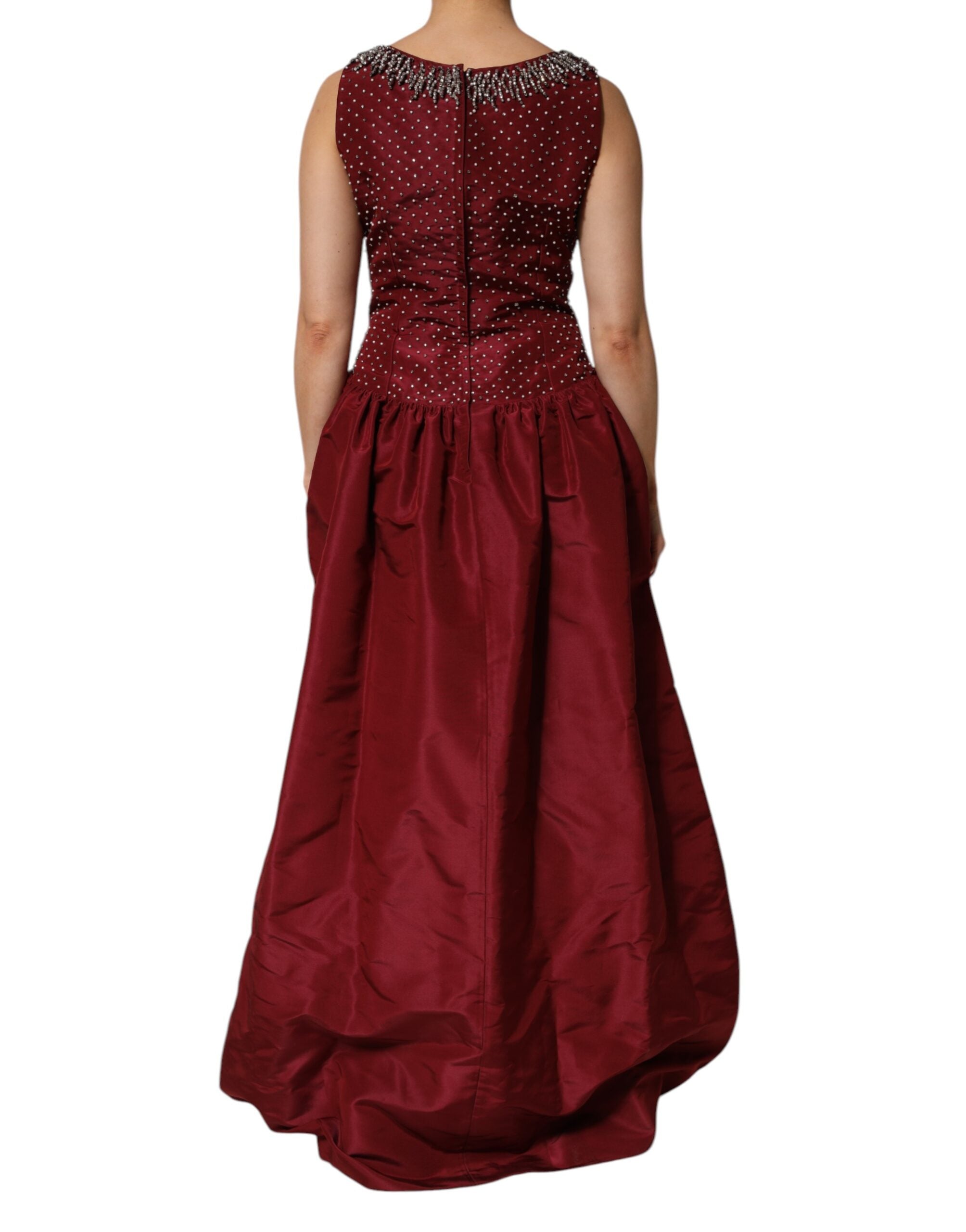 Robe de soirée en soie bordeaux Dolce & Gabbana ornée de perles, élégante et sophistiquée, pour une occasion spéciale.