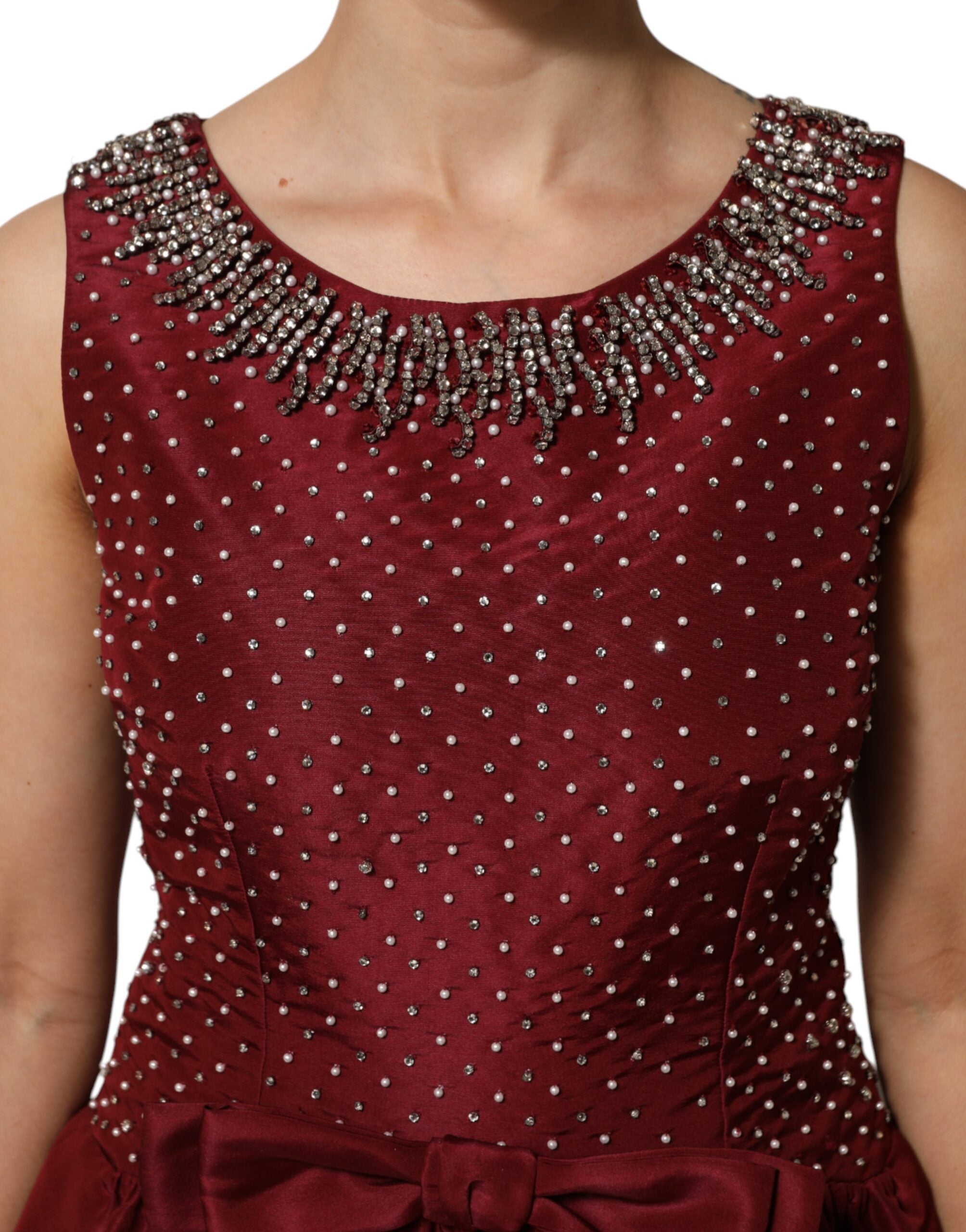 Robe de soirée en soie bordeaux avec perles de Dolce & Gabbana, élégante et sophistiquée, visible en détail sur l'image.