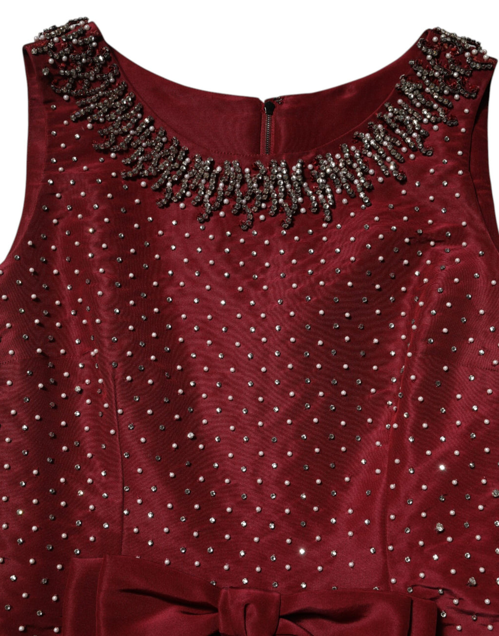 Robe de soirée en soie bordeaux avec perles, Dolce & Gabbana, vêtement élégant pour occasion spéciale.