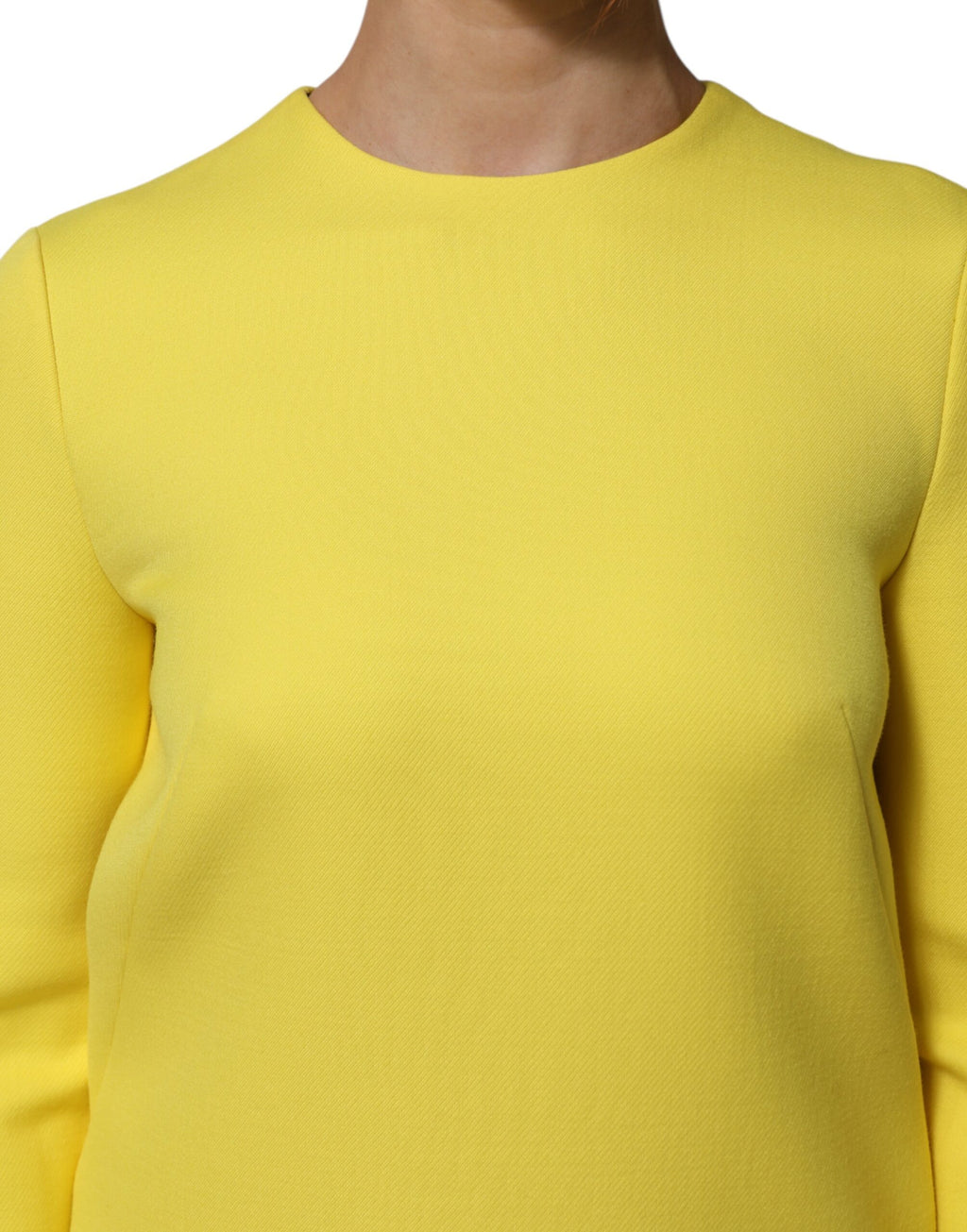 Robe courte jaune en viscose et acétate de Dolce & Gabbana avec manches longues et coupe mini, vue de face.
