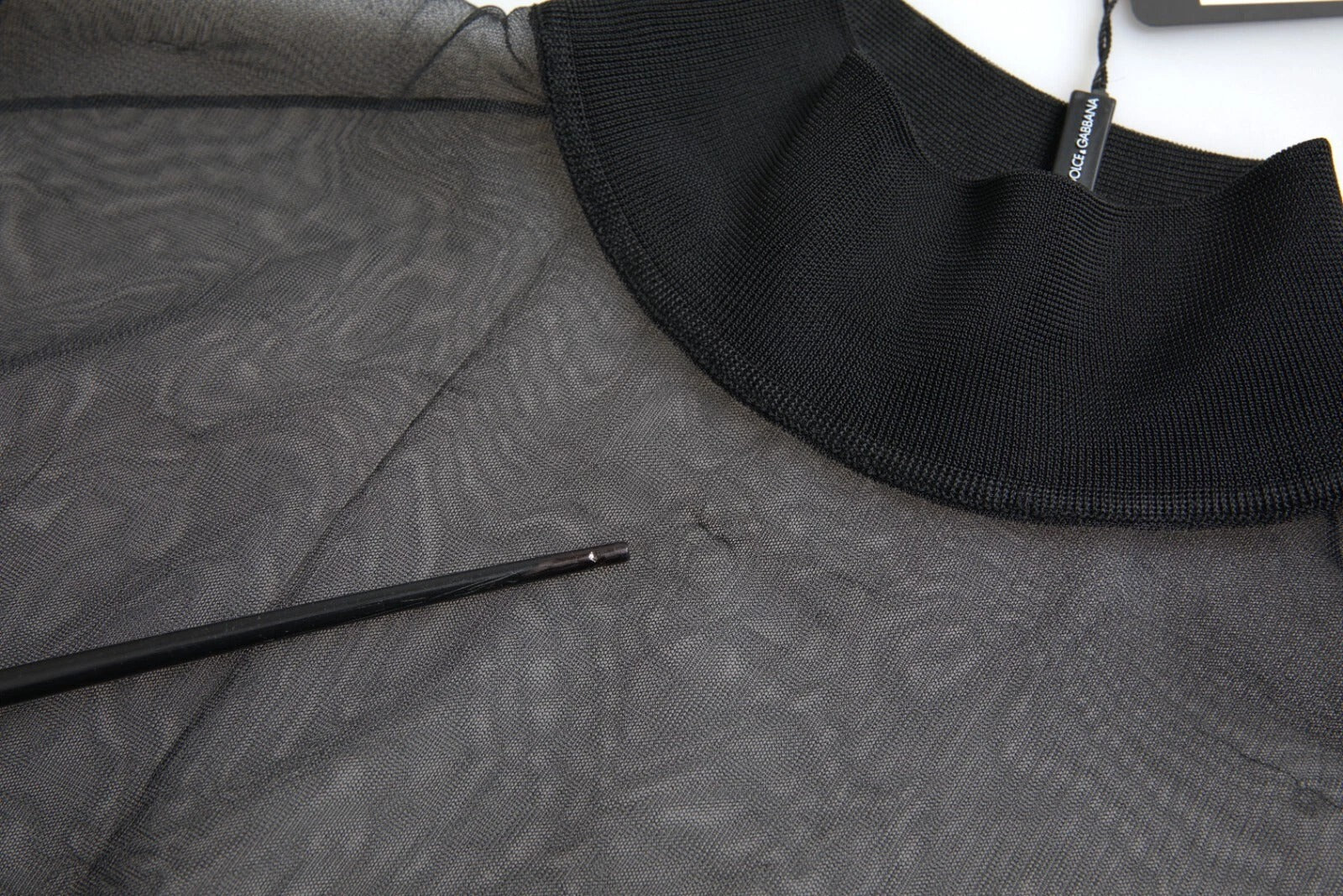 Chemise noire en mesh transparent Dolce & Gabbana à col roulé, tissu léger et élégant, ajustée et sophistiquée.