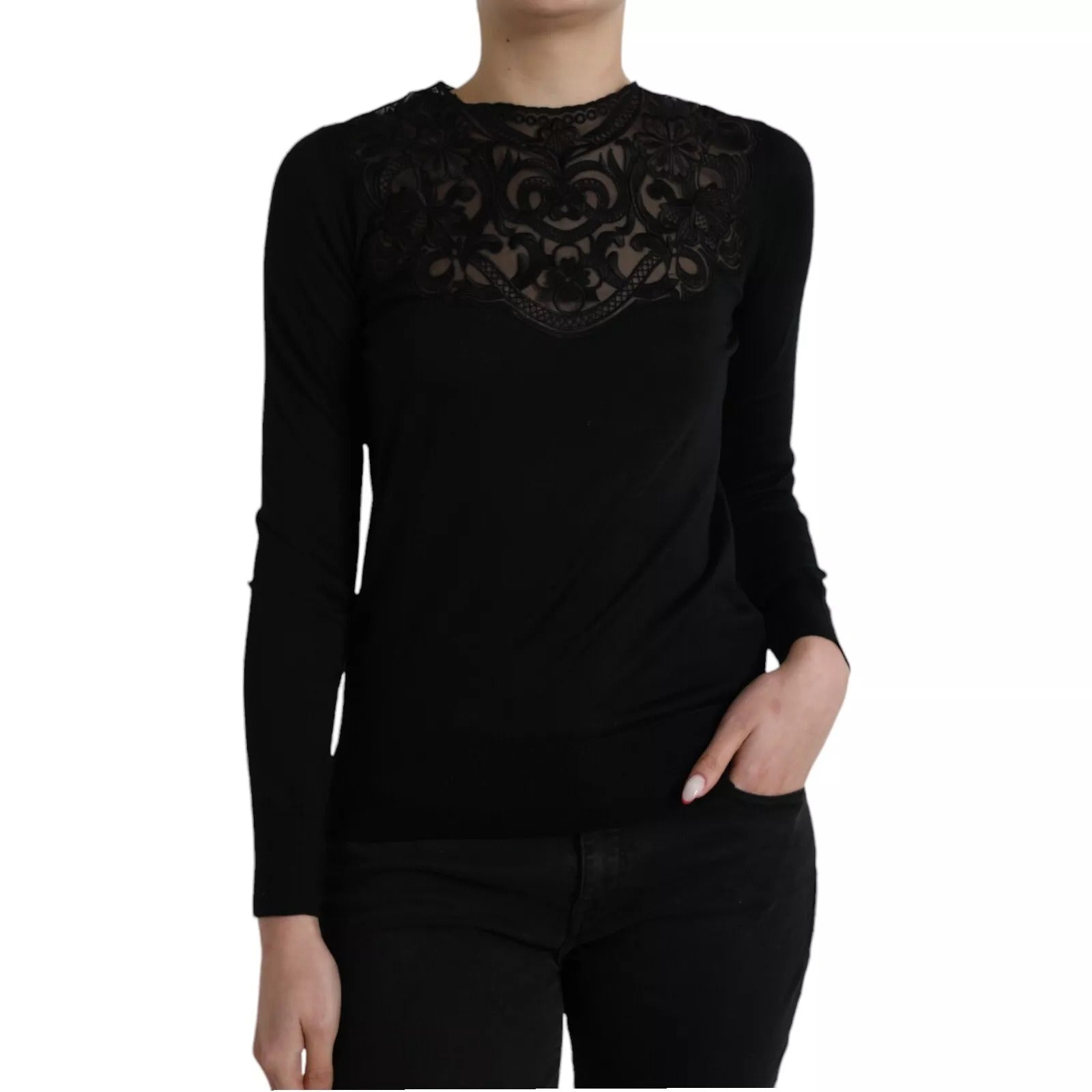 Chemisier noir en soie avec bordure en dentelle et manches longues, de la marque Dolce & Gabbana, vue de face.