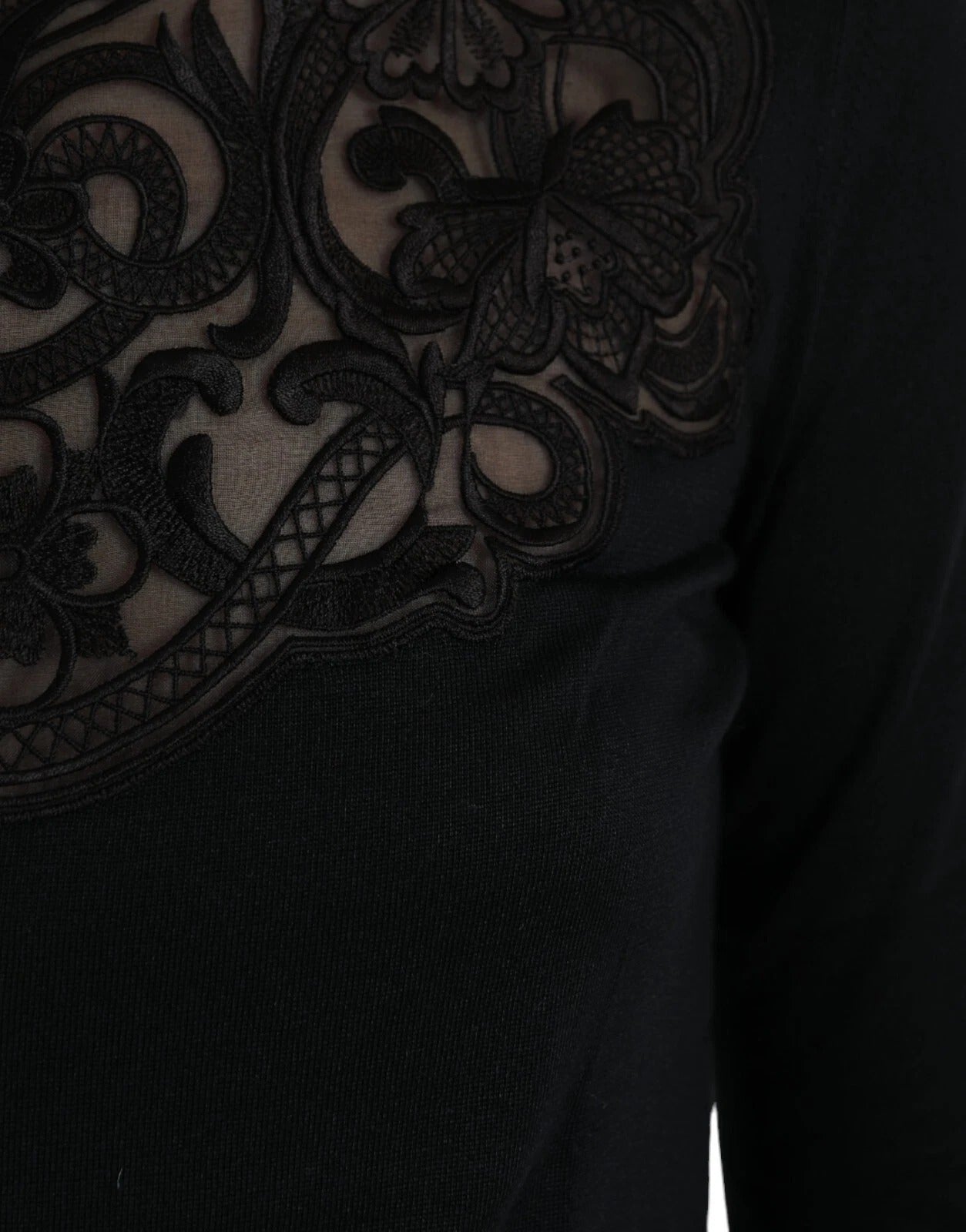 Blouse longue à manches longues en soie noire avec broderie en dentelle, par Dolce & Gabbana, vue de face.