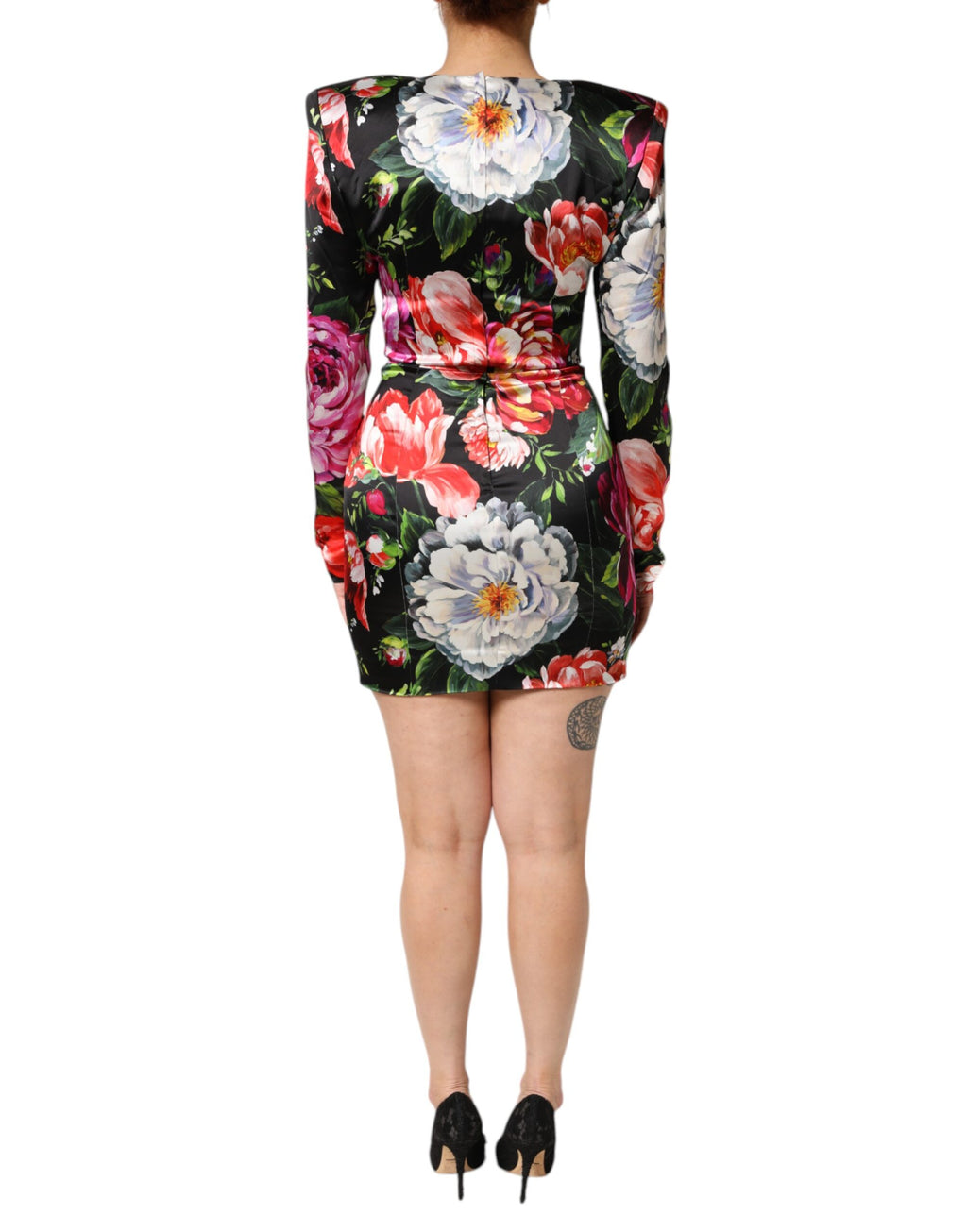 Robe courte noire Dolce & Gabbana avec motif floral Fiori Pittorici, corps ajusté et élégant, visible en gros plan.