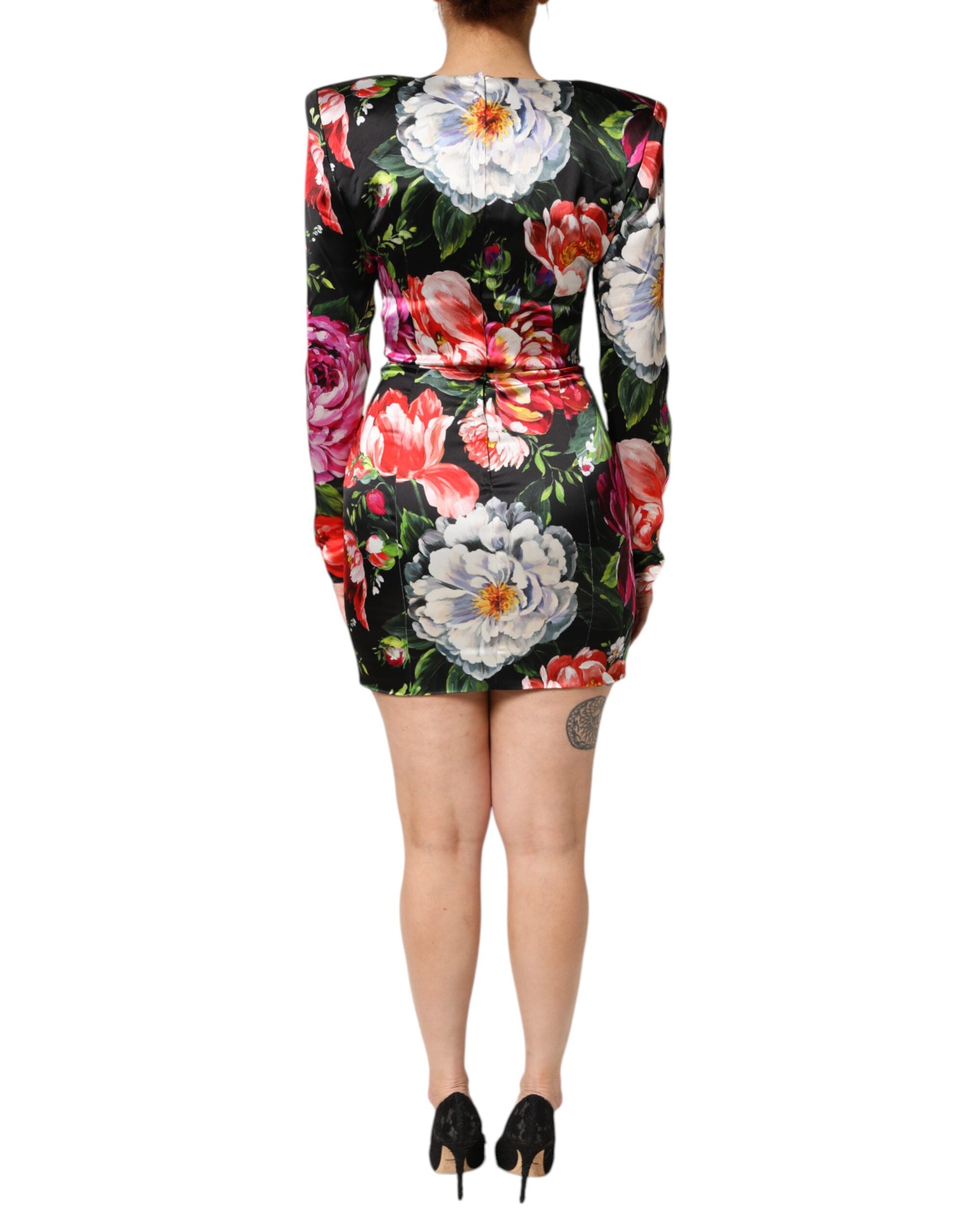 Robe courte noire Dolce & Gabbana avec motif floral Fiori Pittorici, corps ajusté et élégant, visible en gros plan.