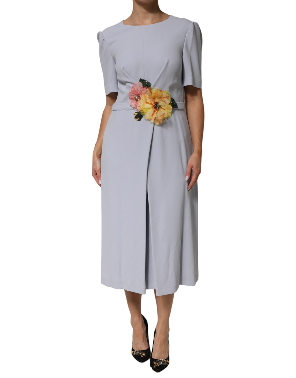 Robe Dolce & Gabbana Light Blue en viscose avec appliqué floral, élégante et légère, portée sur un modèle.