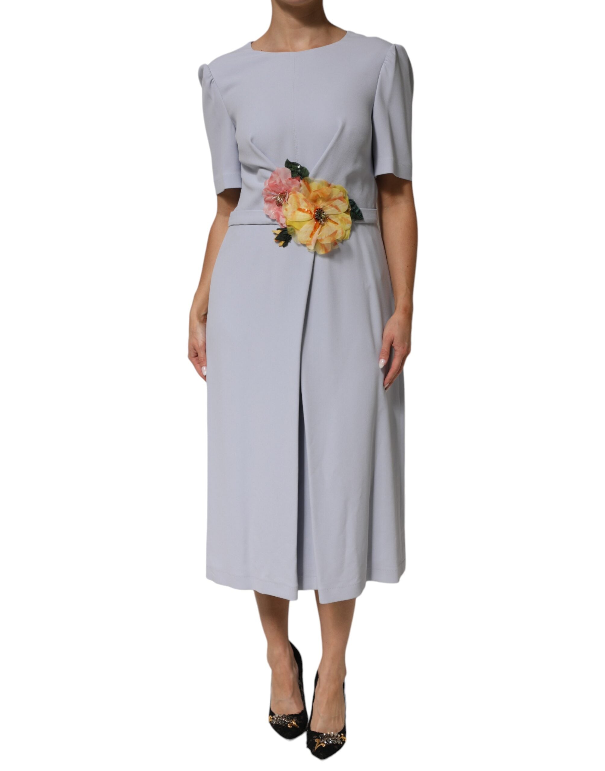 Robe Dolce & Gabbana Light Blue en viscose avec appliqué floral, élégante et légère, portée sur un modèle.