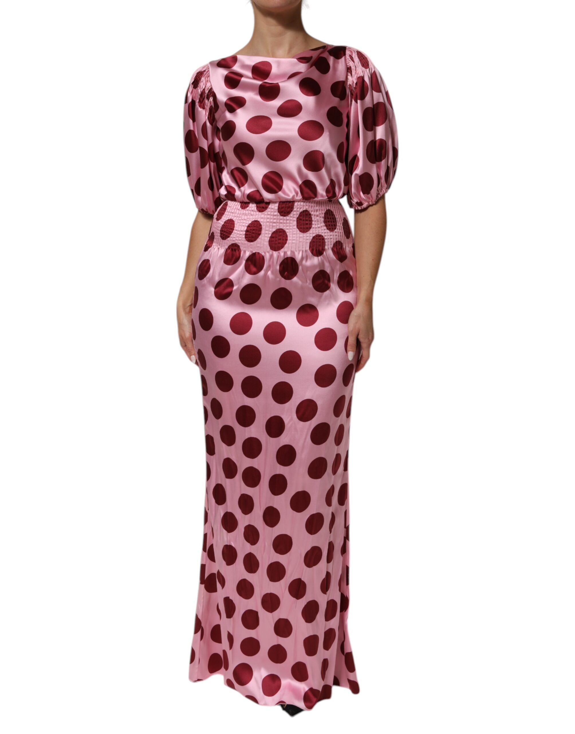 Robe longue en soie satin rose et rouge à pois Dolce & Gabbana, élégante et fluide, portée avec finesse.