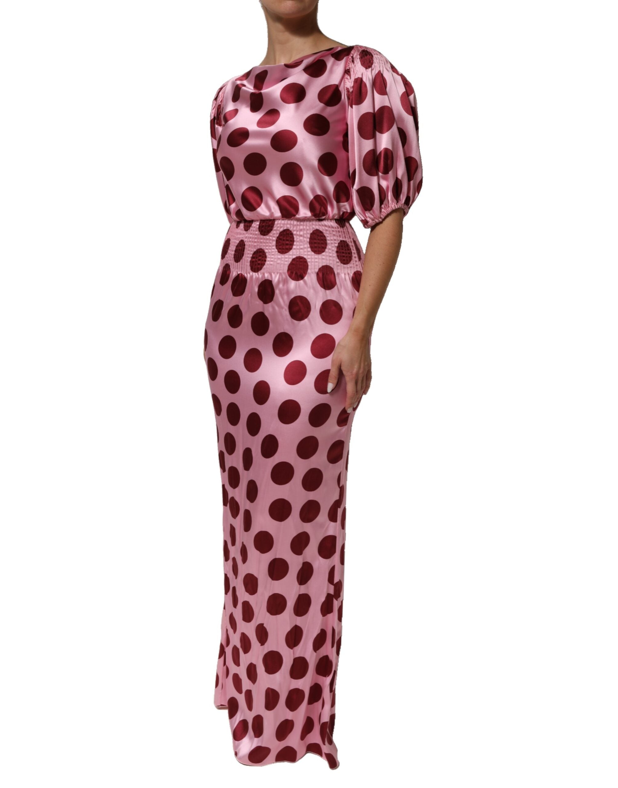 Robe longue en soie satin rose rouge à pois noirs de Dolce & Gabbana, robe élégante avec décolleté et détails sophistiqués.