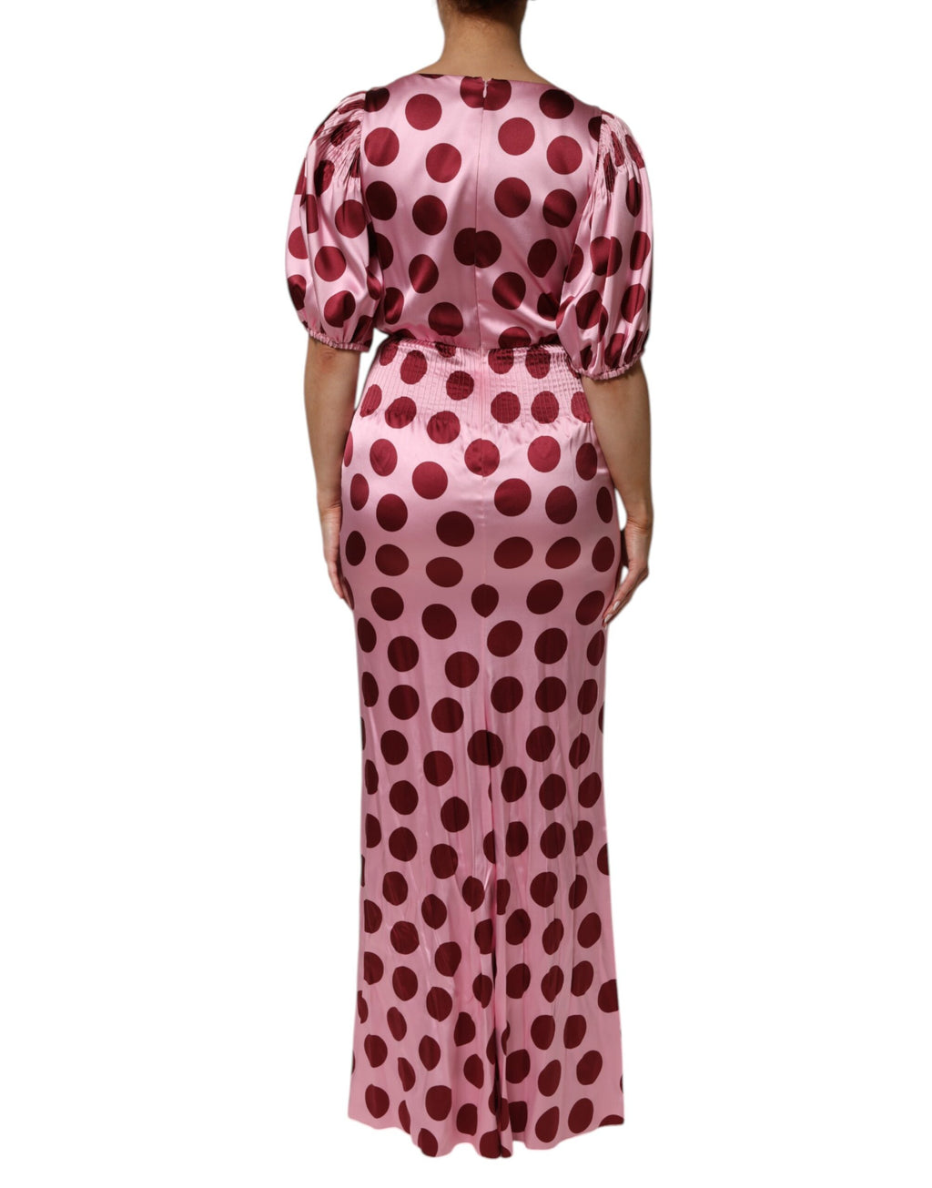 Robe longue en soie satin rose et rouge à pois de Dolce & Gabbana, élégante et fluide, vue de face sur un fond neutre.
