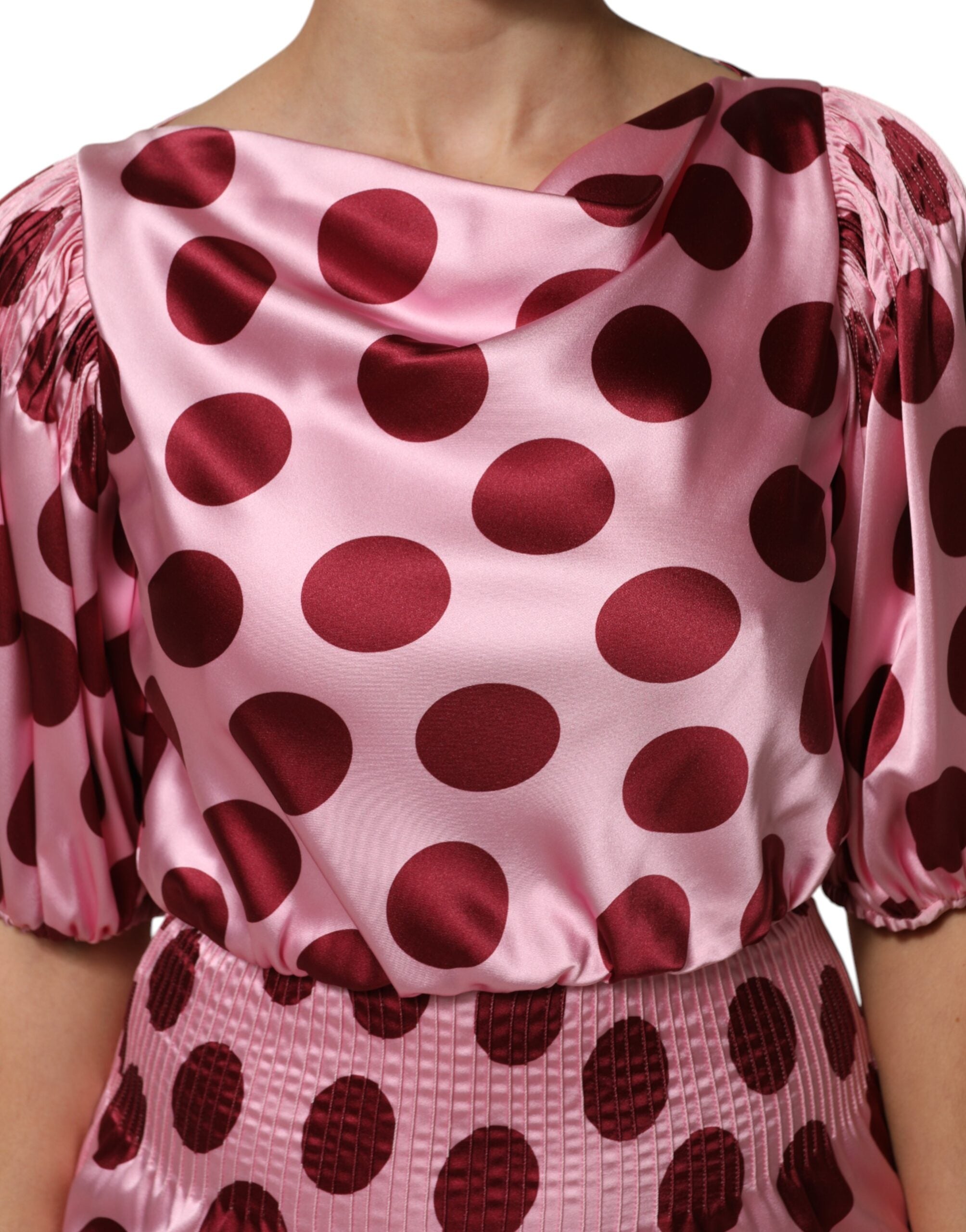Robe longue en soie satin rose rouge à pois noirs de Dolce & Gabbana, maxi robe élégante avec motifs à pois.