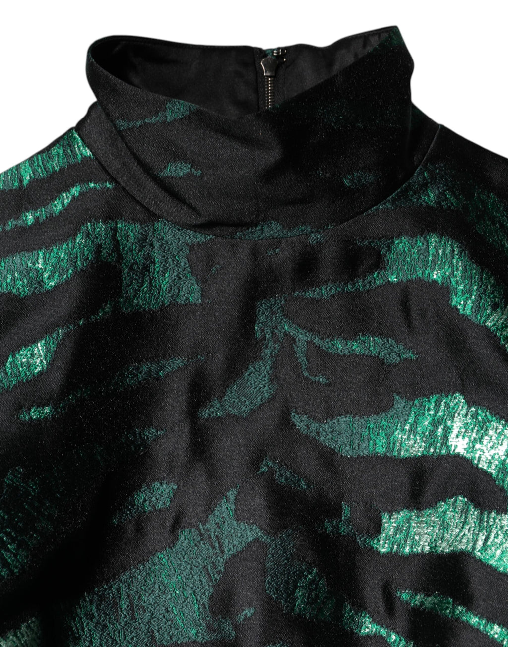 Robe courte en jacquard noir et vert métallisé de Dolce & Gabbana, style élégant et sophistiqué.
