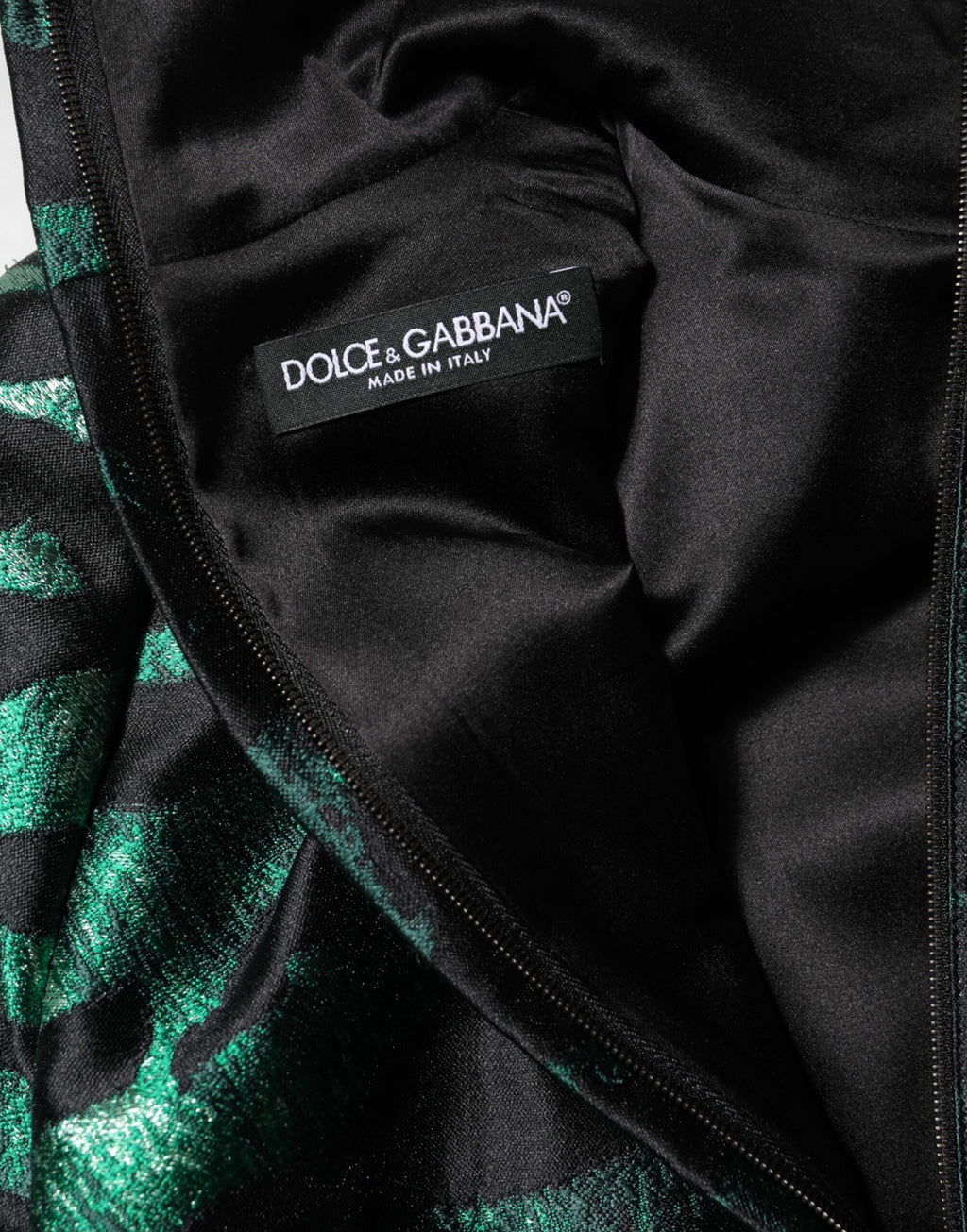Robe courte longue en jacquard noir vert métallique de Dolce & Gabbana, élégante et sophistiquée.