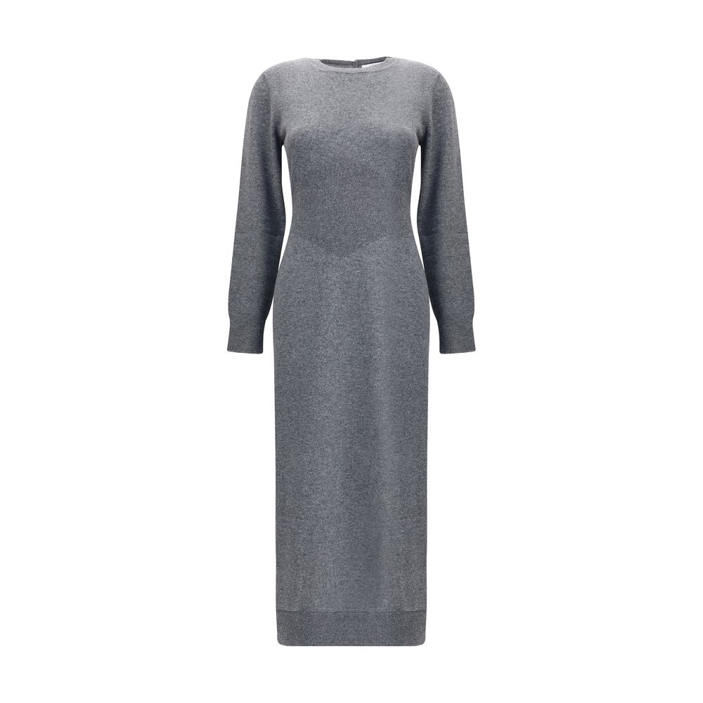 Robe décontractée Givenchy en cachemire gris, coupe élégante et confortable, portée avec accessoires décontractés.