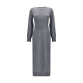 Robe décontractée Givenchy en cachemire gris, coupe élégante et confortable, portée avec accessoires décontractés.