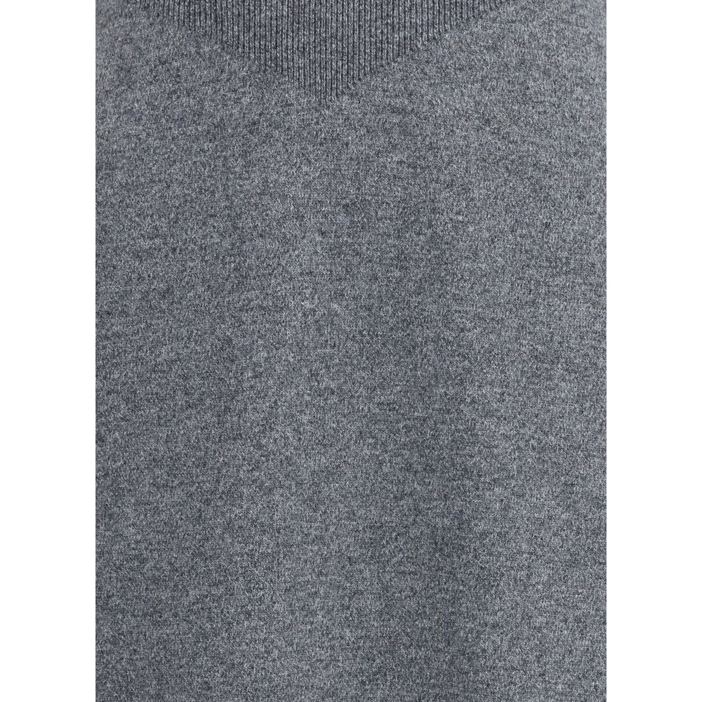 Robe décontractée en cachemire gris de Givenchy, coupe élégante et tissu doux, portée avec accessoires modernes.