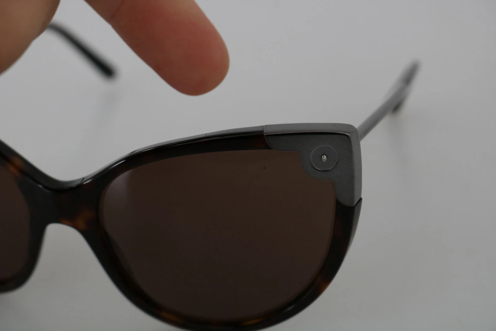 Lunettes de soleil pour femmes Dolce & Gabbana DG4337 Dark Havana avec forme œil de chat, monture en acétate marron foncé.