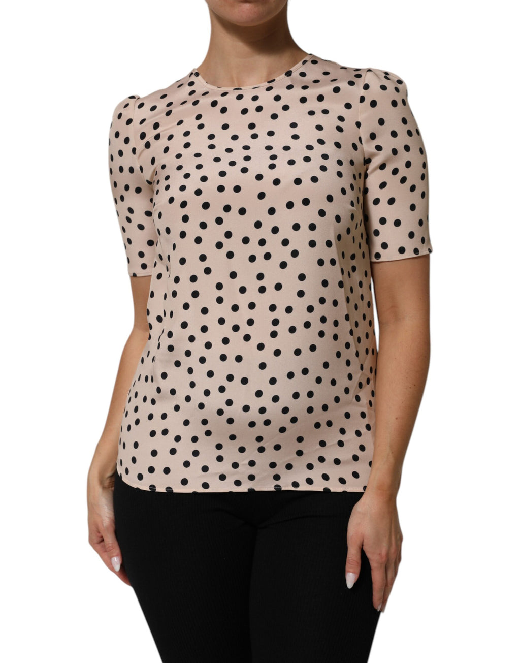 Blouse en soie beige et noire à pois de Dolce & Gabbana, manches courtes, style élégant et féminin.