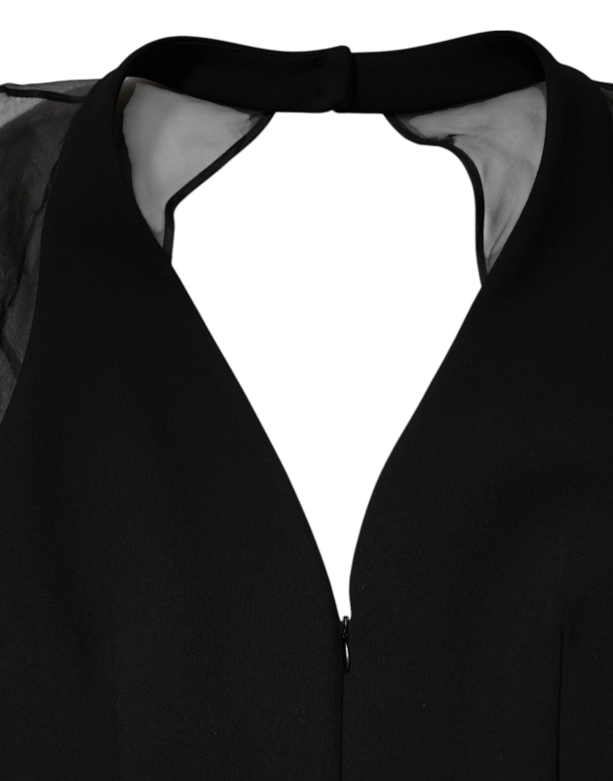 Robe courte noire en tissu transparent avec manches longues, ceinture et décolleté en V, de la marque Emporio Armani.