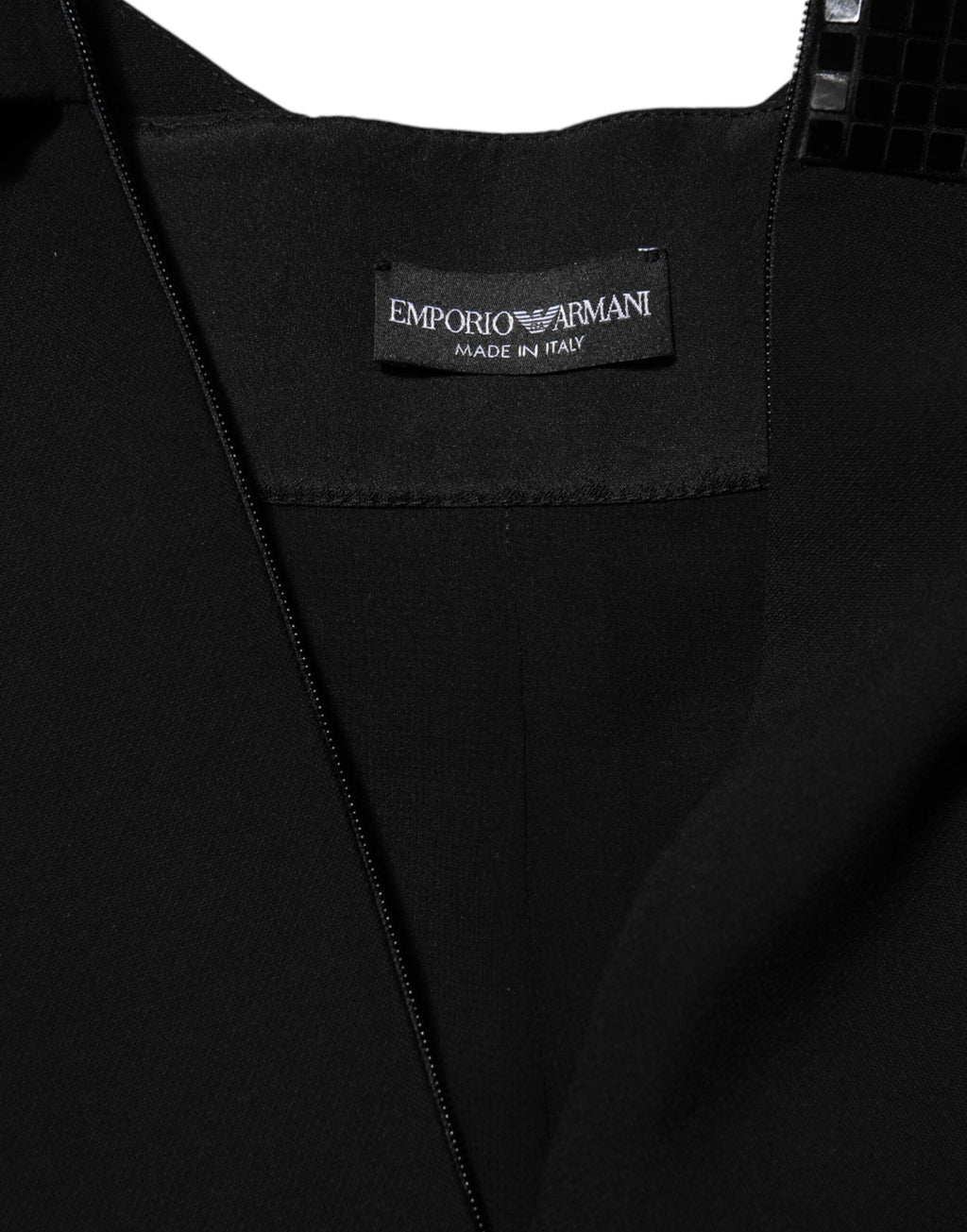Robe courte noire Emporio Armani avec manches transparentes, ceinture à la taille et décolleté en V élégante.