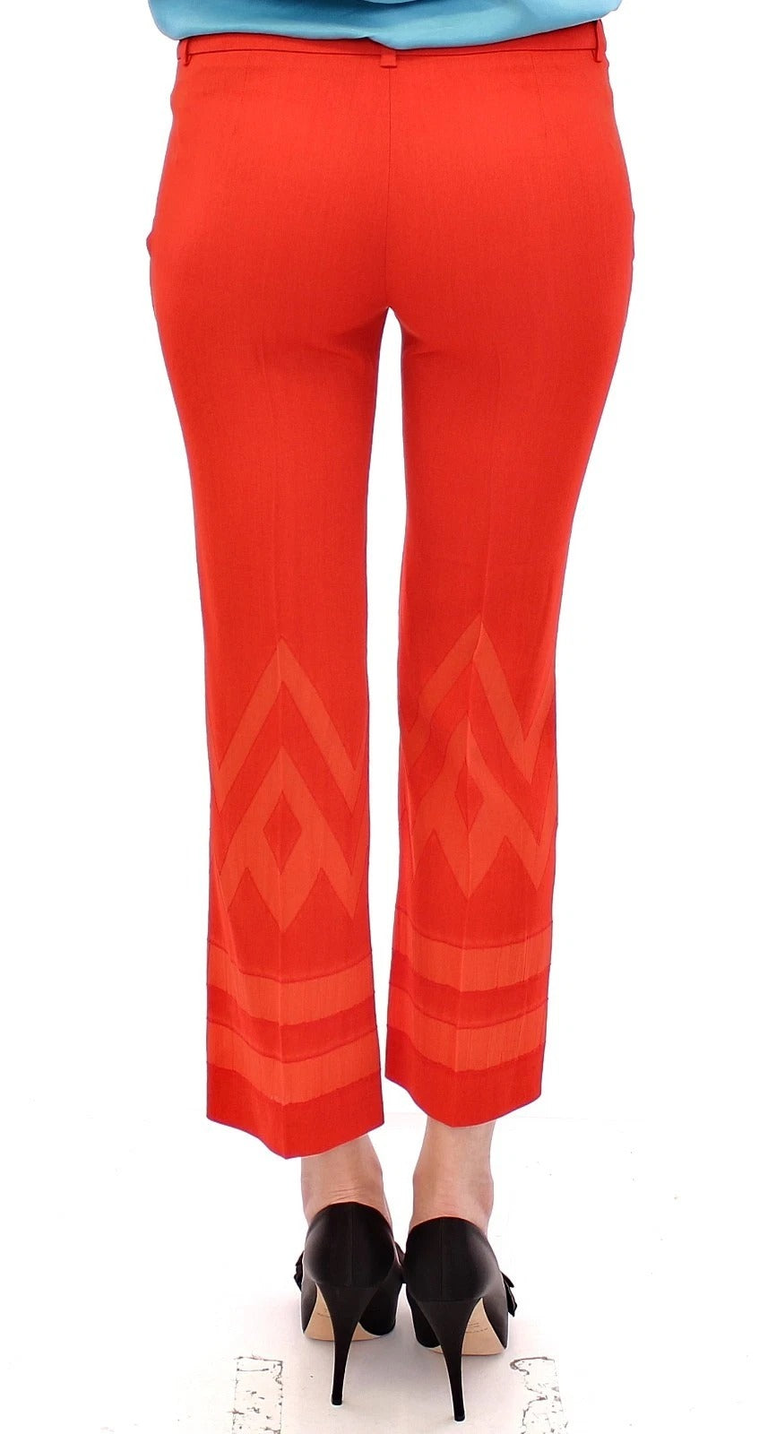 Pantalons capri rouge Versace Collection, coupe courte 3/4, style nude, en tissu léger, pour femme.