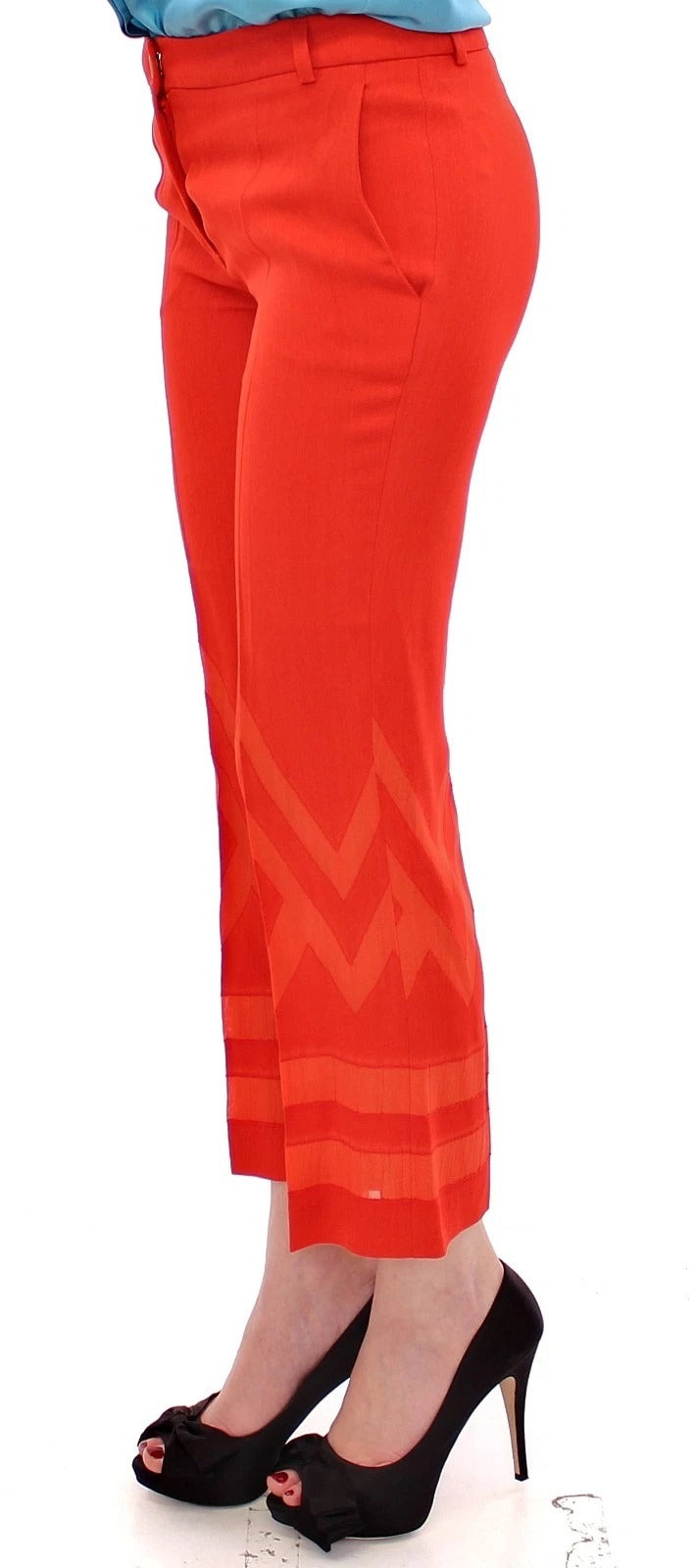 Pantalons capris rouges Versace Collection, coupe courte 3/4, style nude, en tissu léger et élégant.