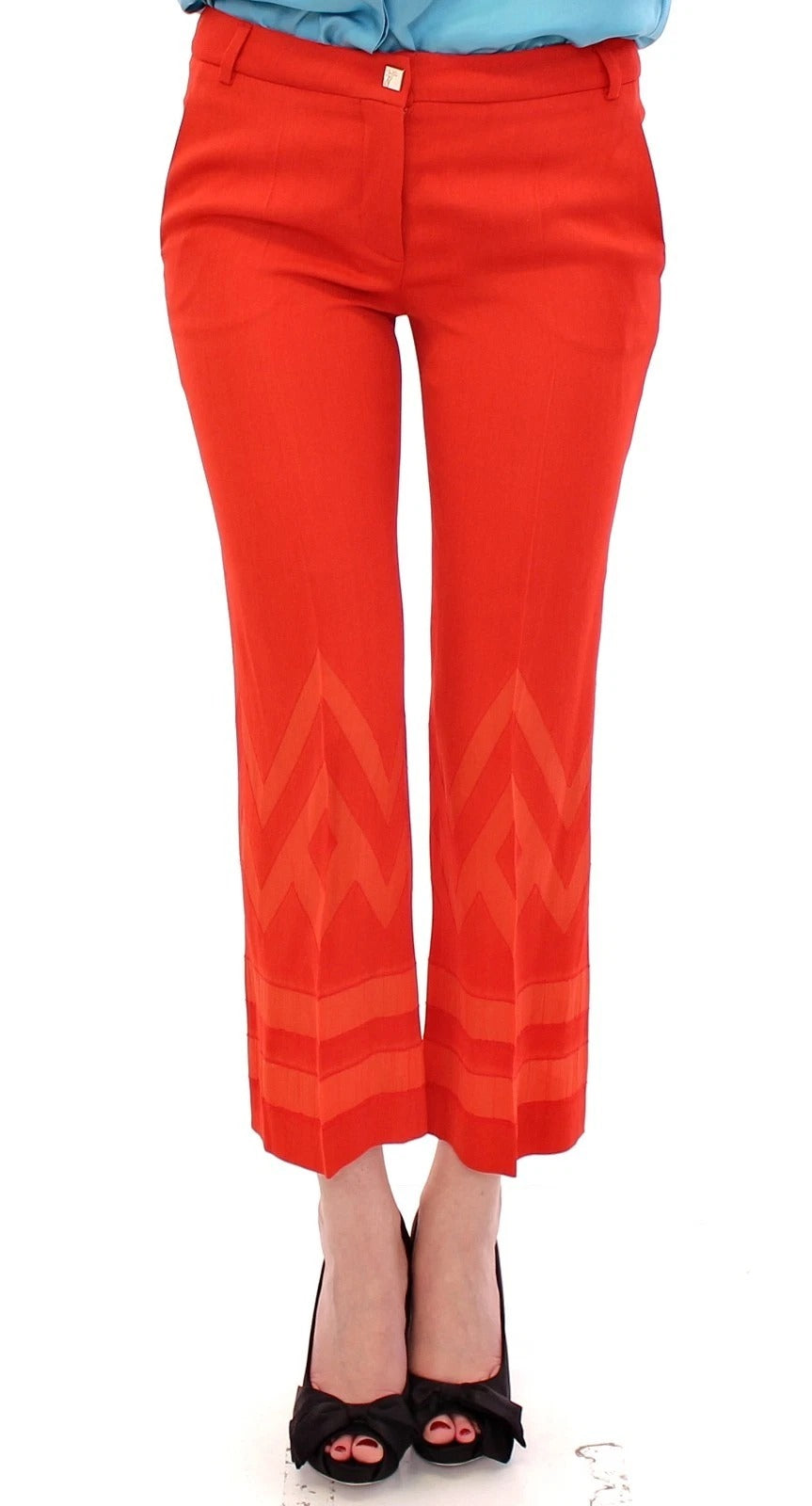 Pantalons capri rouges Versace Collection, coupe courte 3/4, en tissu léger, style élégant et moderne.