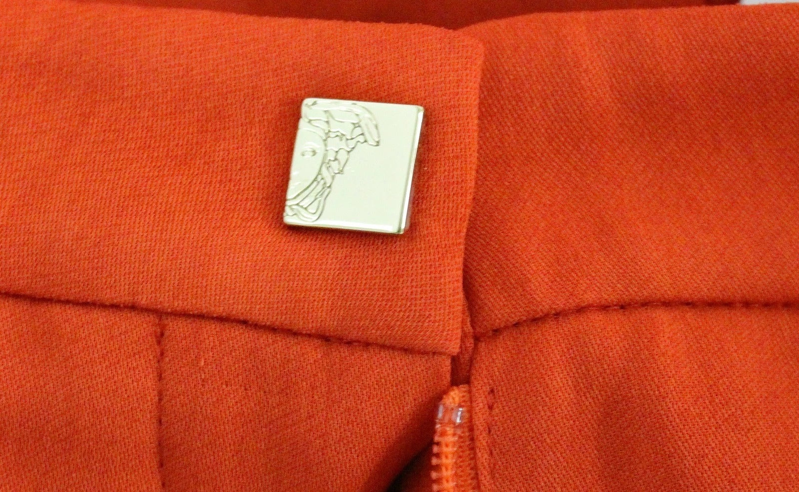 Pantalons Capri rouges Versace Collection, coupe courte 3/4, style décontracté, en tissu léger, vue de devant.