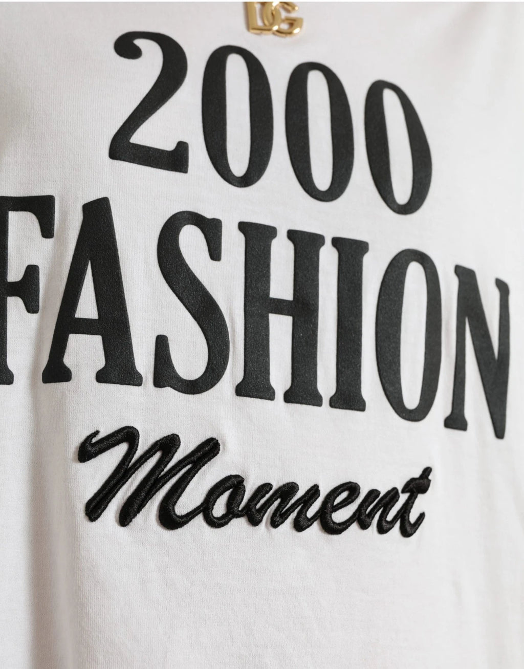 T-shirt blanc en coton Dolce & Gabbana avec logo de mode 2000 imprimé, porté par un mannequin.