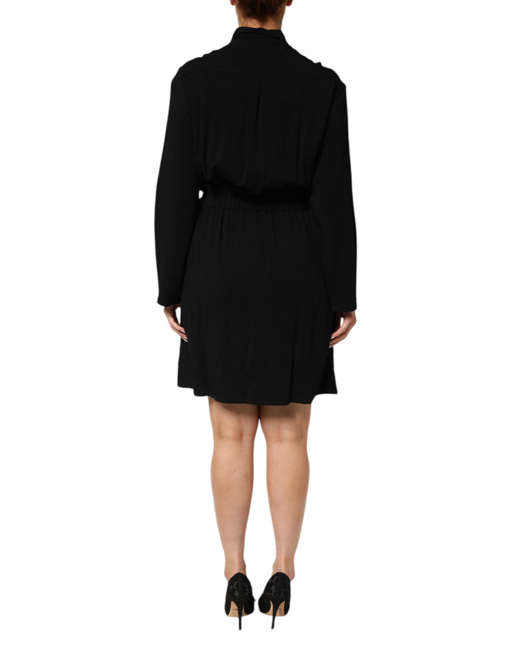 Chemise noire en viscose Emporio Armani avec ceinture style robe, élégante et moderne, portée avec un look sophistiqué.