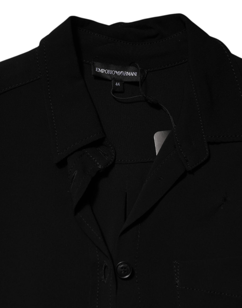 Chemise noire en viscose mélangée Emporio Armani avec ceinture style robe, élégante et moderne, portée avec un look sophistiqué.