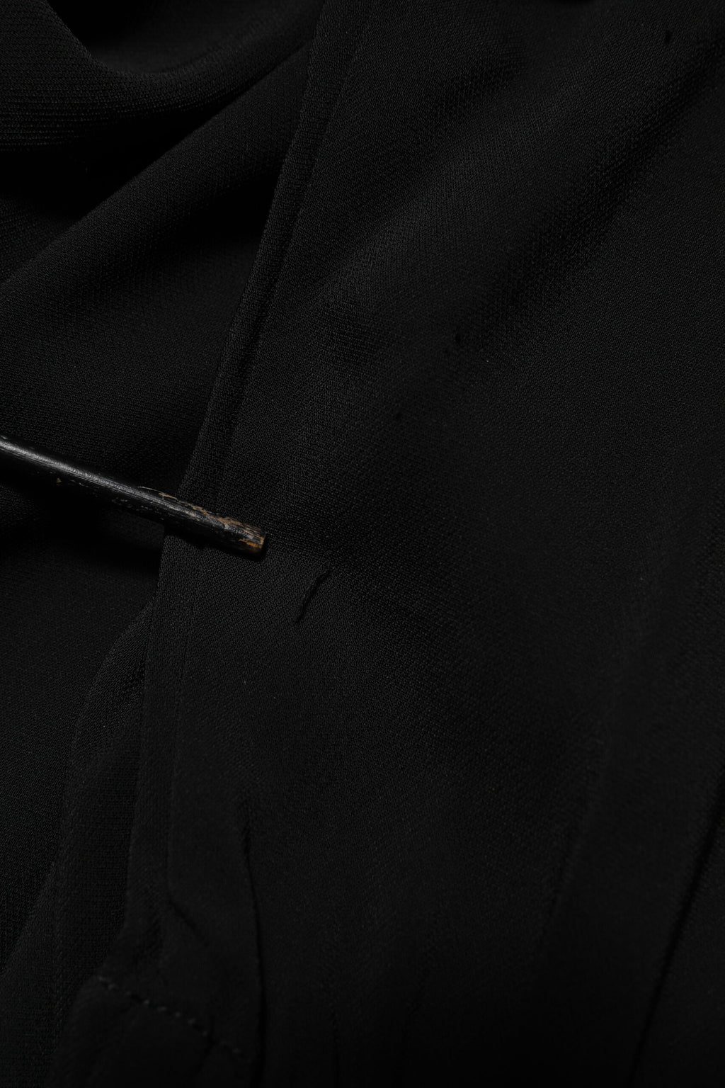 Robe vêtement Emporio Armani noire en viscose mélangée avec ceinture style ceinturée, vue de face.