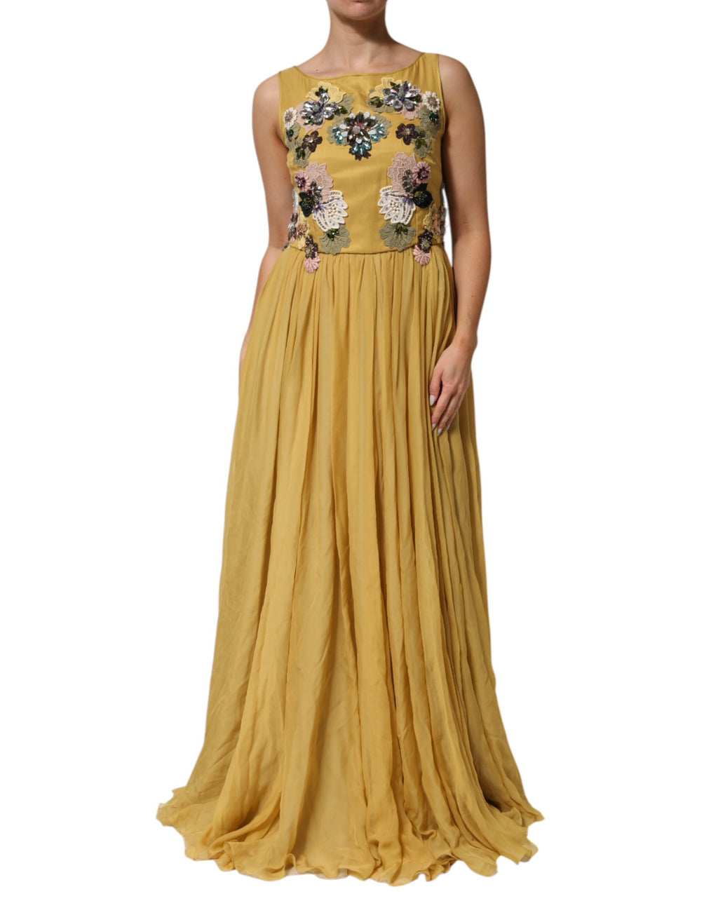 Robe maxi en soie jaune à fleurs brodées de Dolce & Gabbana, vêtement élégant avec détails floraux raffinés.