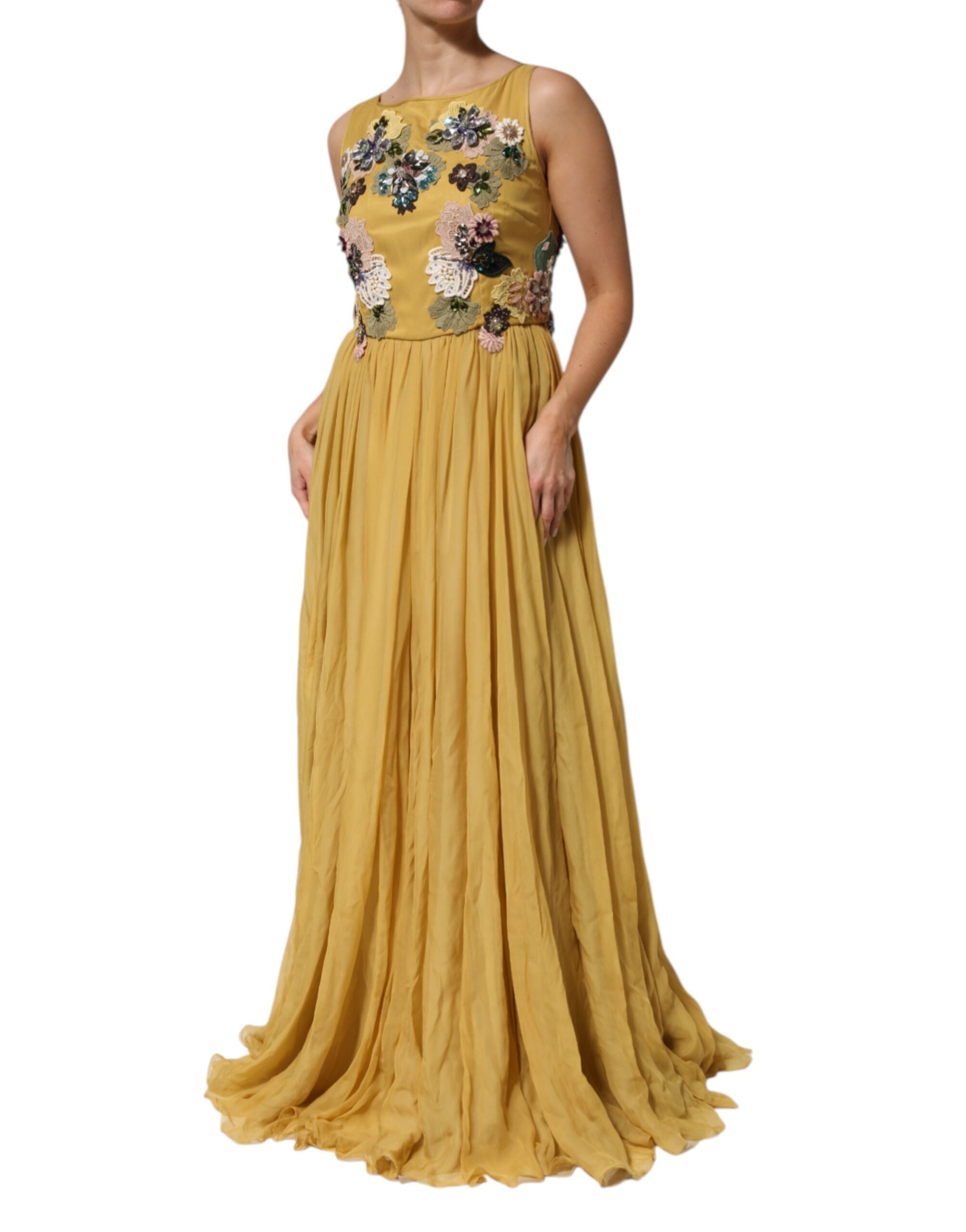 Robe maxi en soie jaune à fleurs brodées de Dolce & Gabbana, élégante et fluide, parfaite pour une tenue sophistiquée.