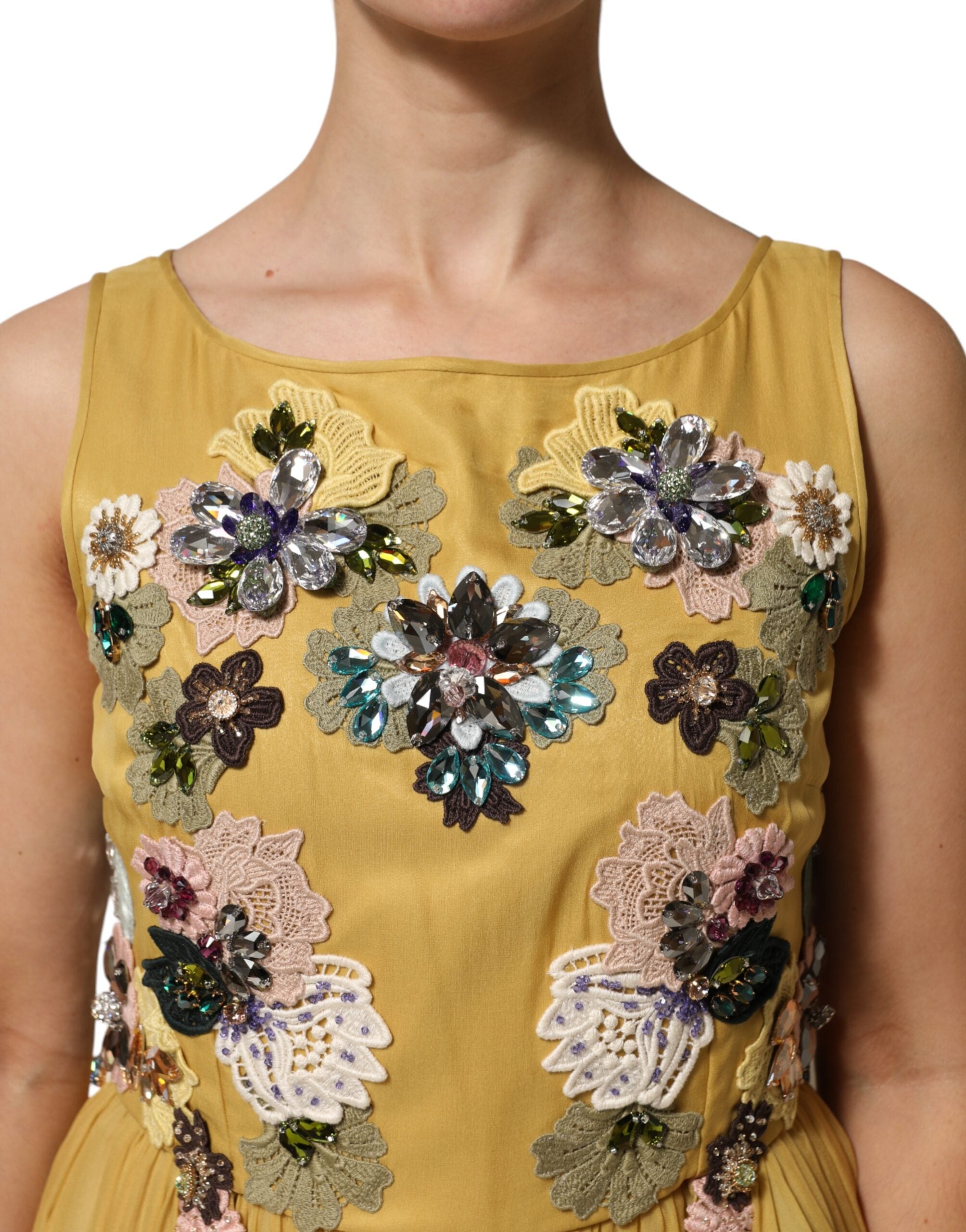 Robe longue en soie jaune avec broderies florales Dolce & Gabbana, élégante et sophistiquée, vue de face.