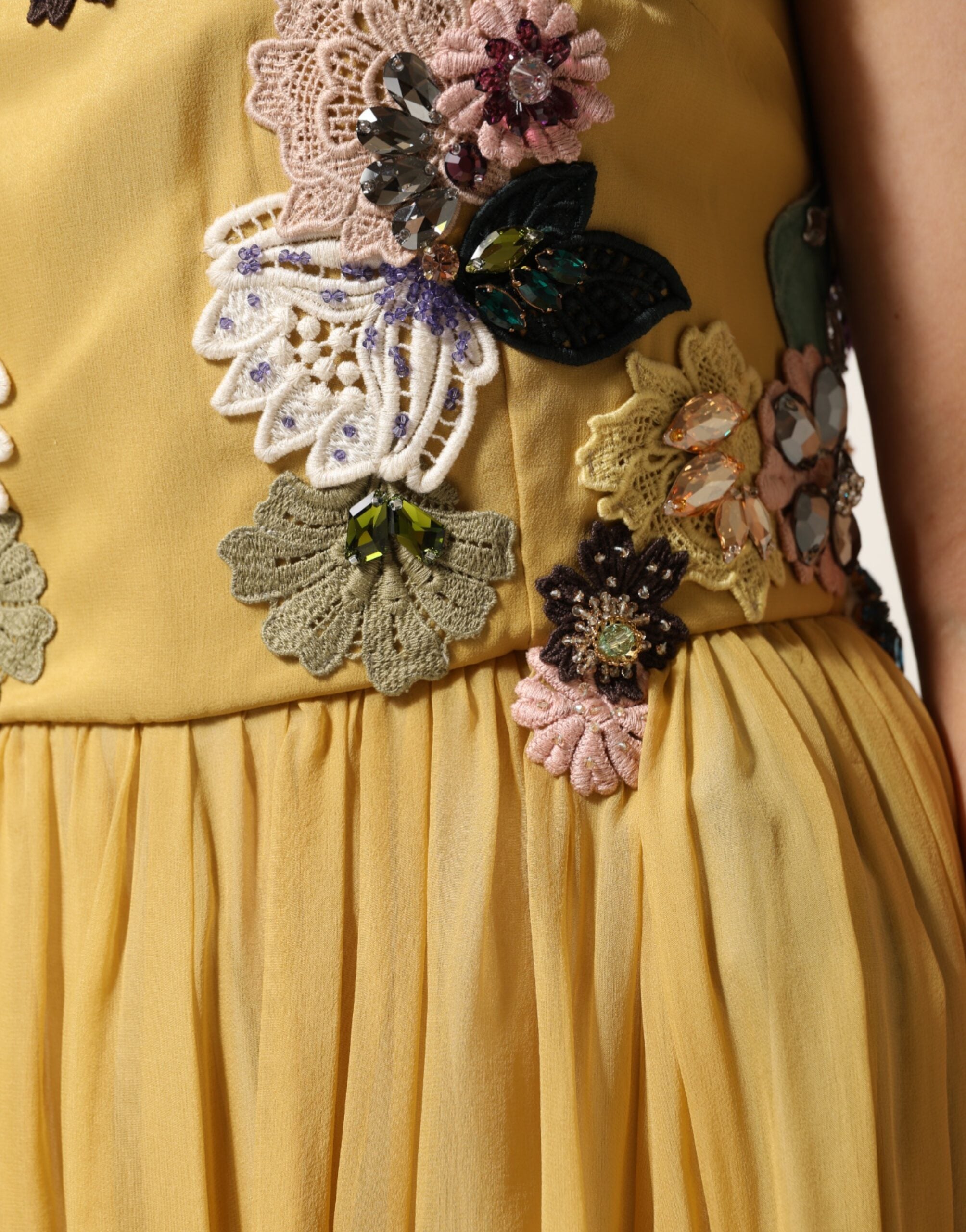 Robe maxi en soie jaune à broderie florale de Dolce & Gabbana, élégante et fluide, avec détails sophistiqués et motif floral.