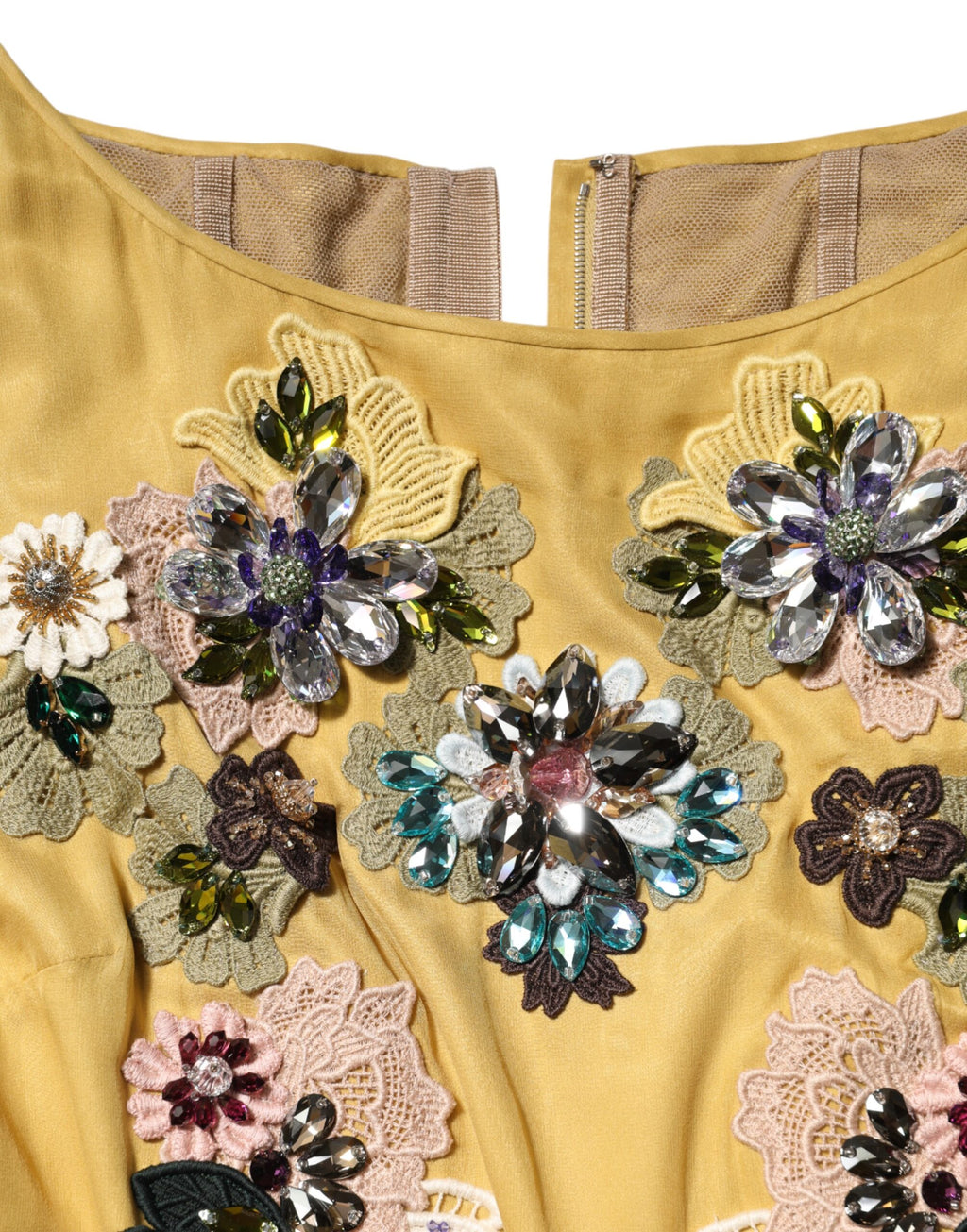 Robe longue en soie jaune à fleurs brodées de Dolce & Gabbana, élégante et sophistiquée, visible en détail sur l'image.