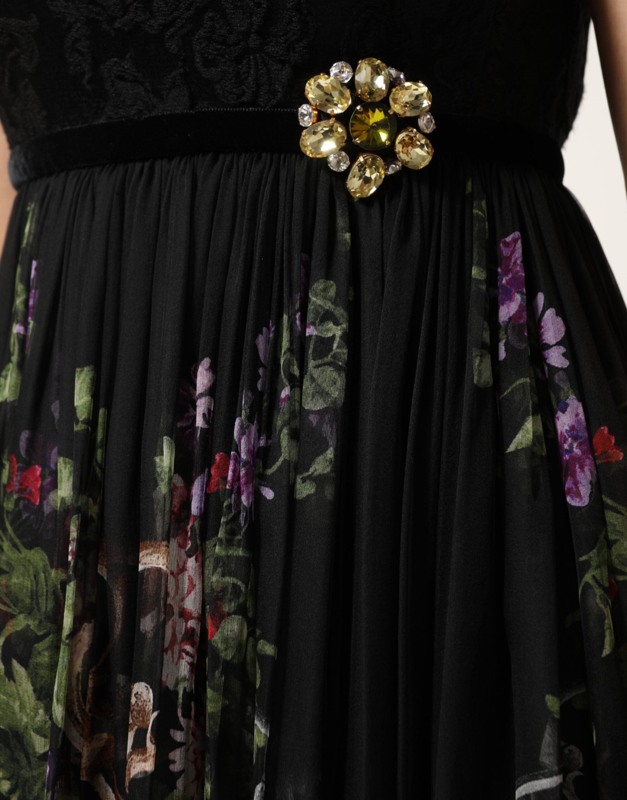 Robe bustier noire Dolce & Gabbana avec motif floral clé, détails en cristaux et design élégant.