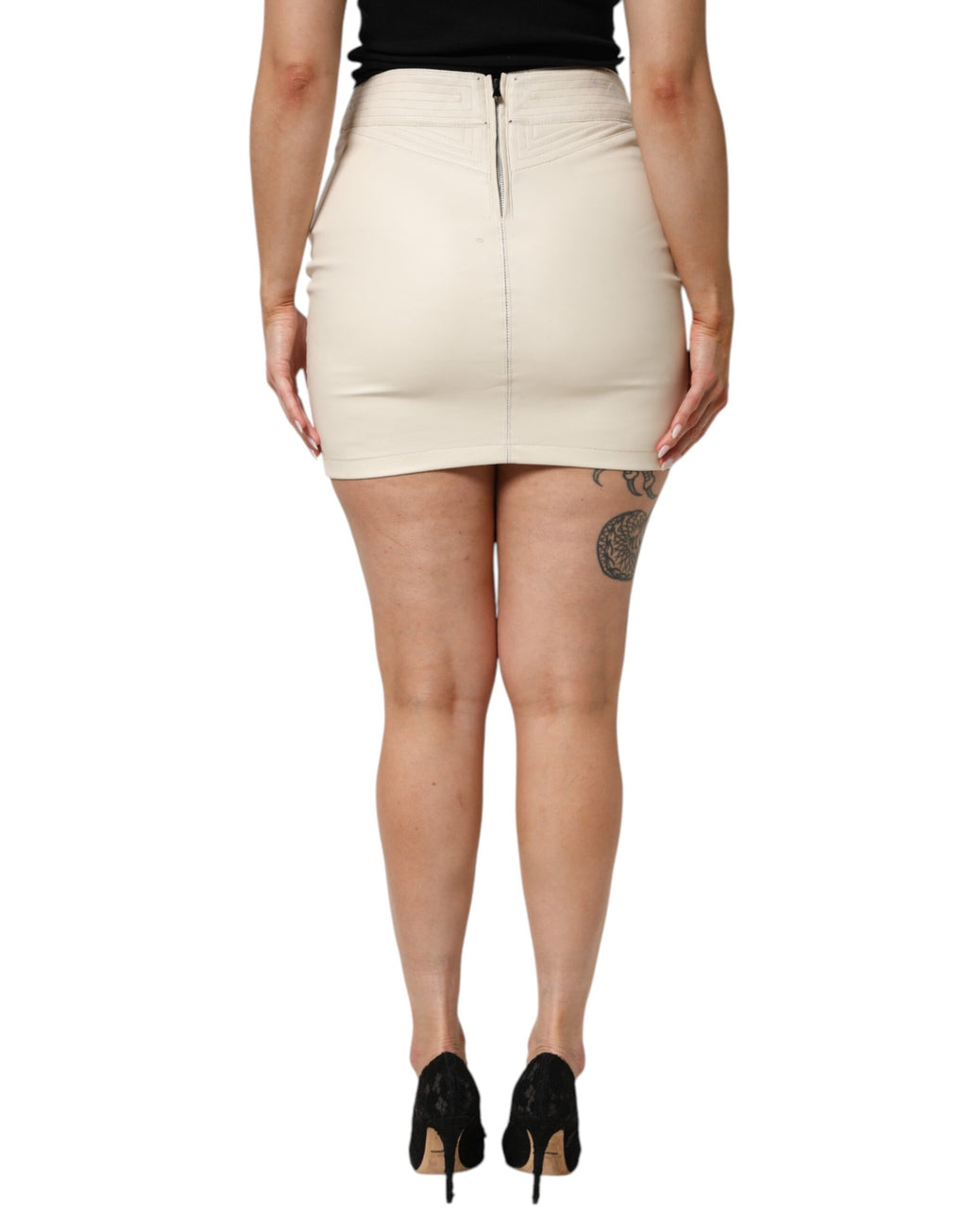 Jupe courte beige en faux cuir matelassé à taille haute pour femmes, de la marque Guess, visible en gros plan.